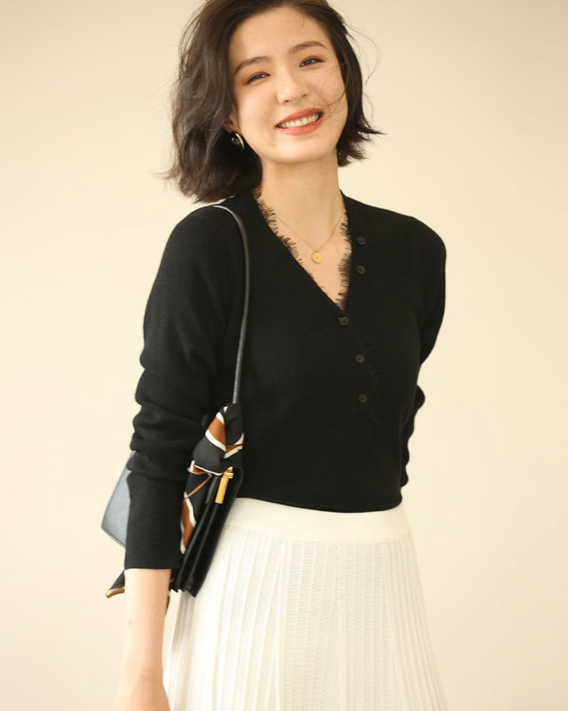 灰藍L/黑L【零碼出清不退換】V領蕾絲滾邊鈕釦坑條針織上衣 四色