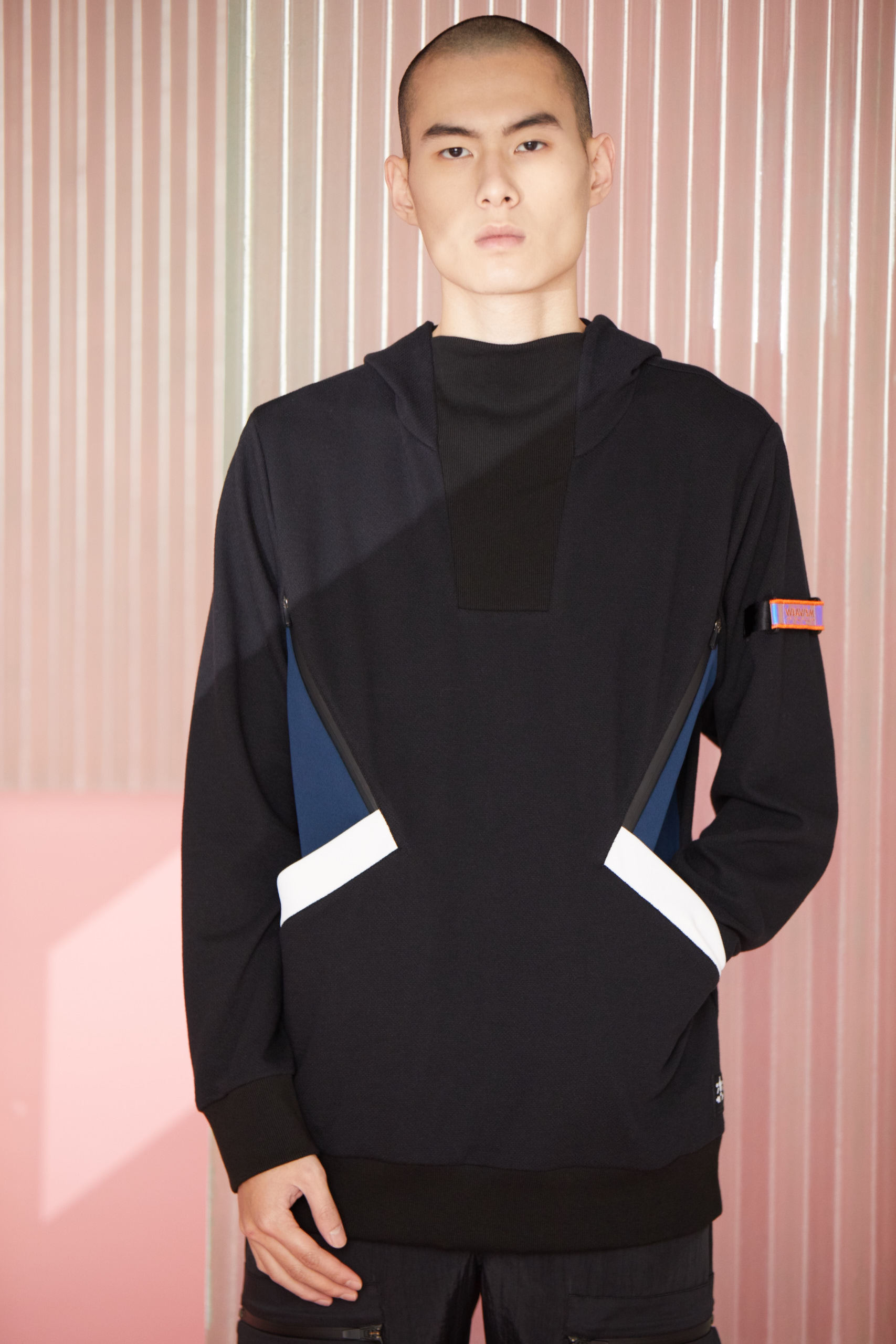 角括號連帽衫 - 黑