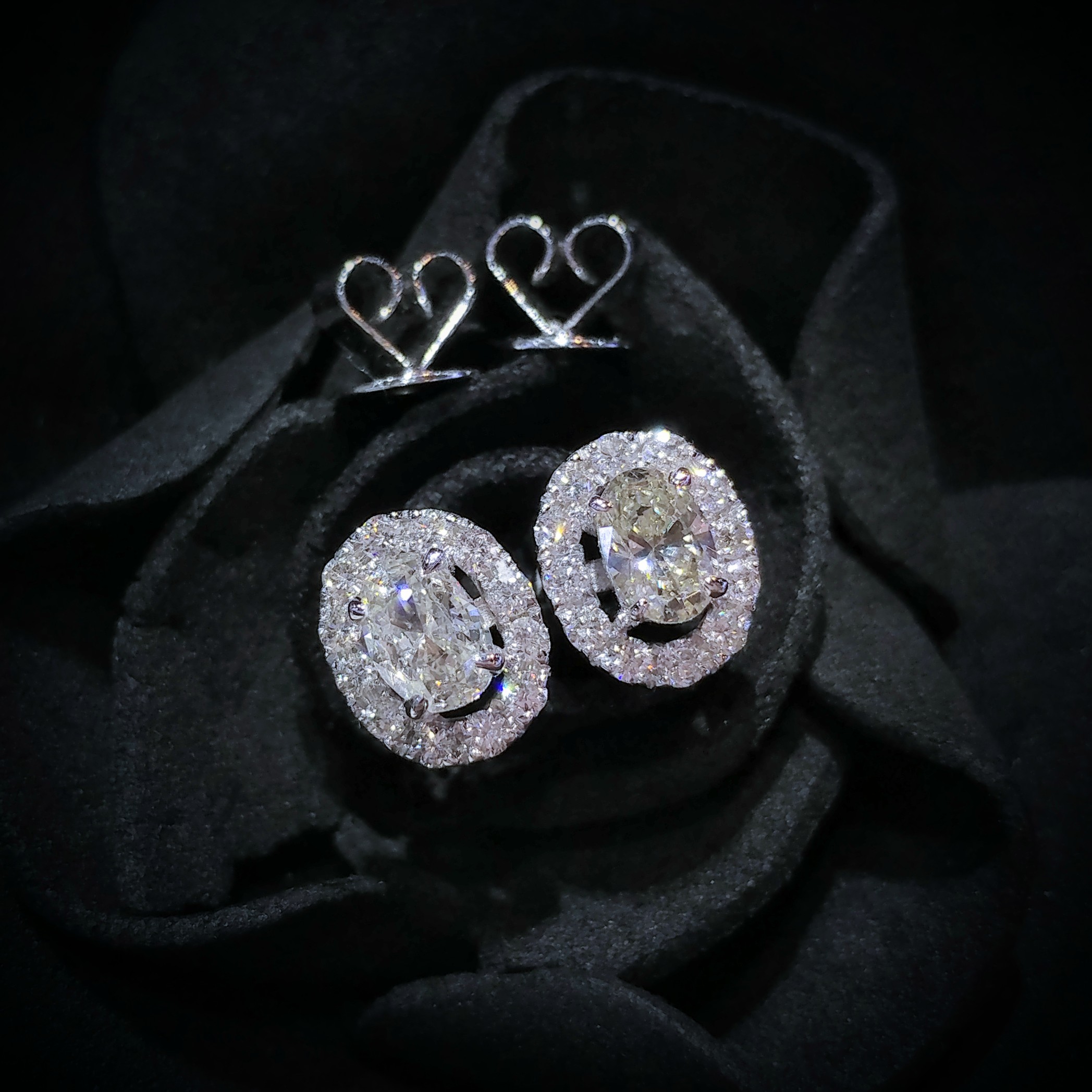 全新18K白金【主石83份蛋形鑽石】配小鑽共1卡27份耳環