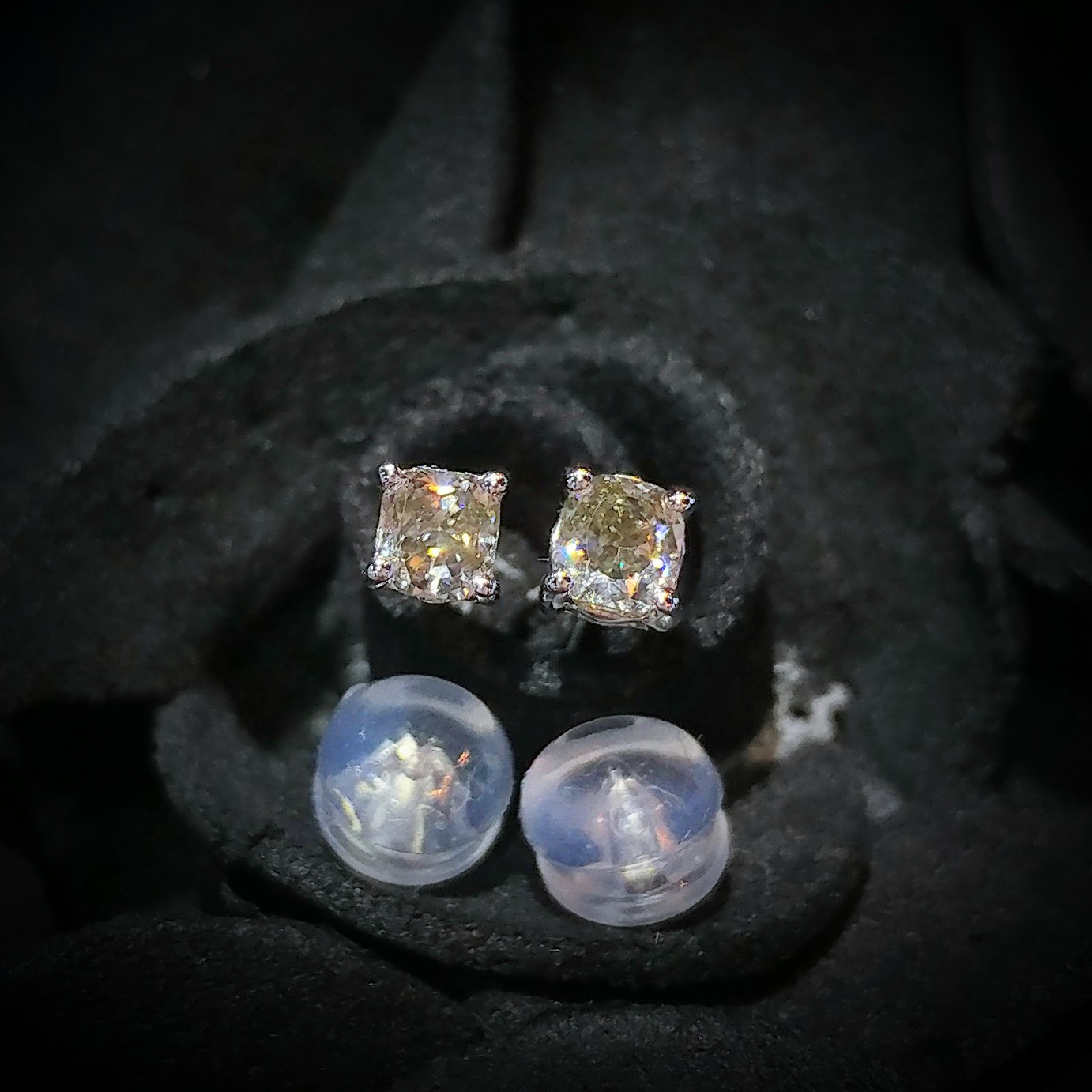 全新18K白金【主石33份銀灰方形鑽石】4爪耳環