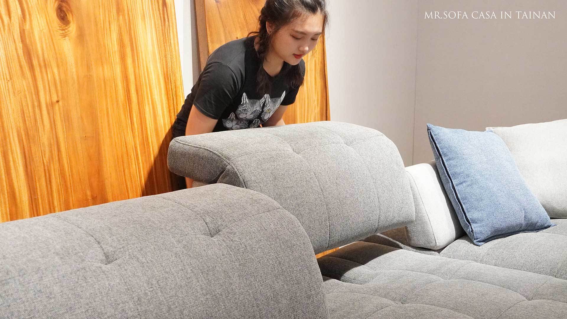 沙發當床舒適又寬敞，椅背也可以往後移動~