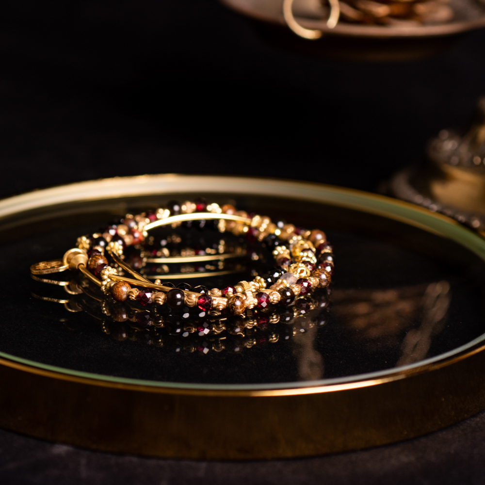 紅衣女孩的聖誕驚喜｜紅石榴黑瑪瑙三圈手鍊 C1339