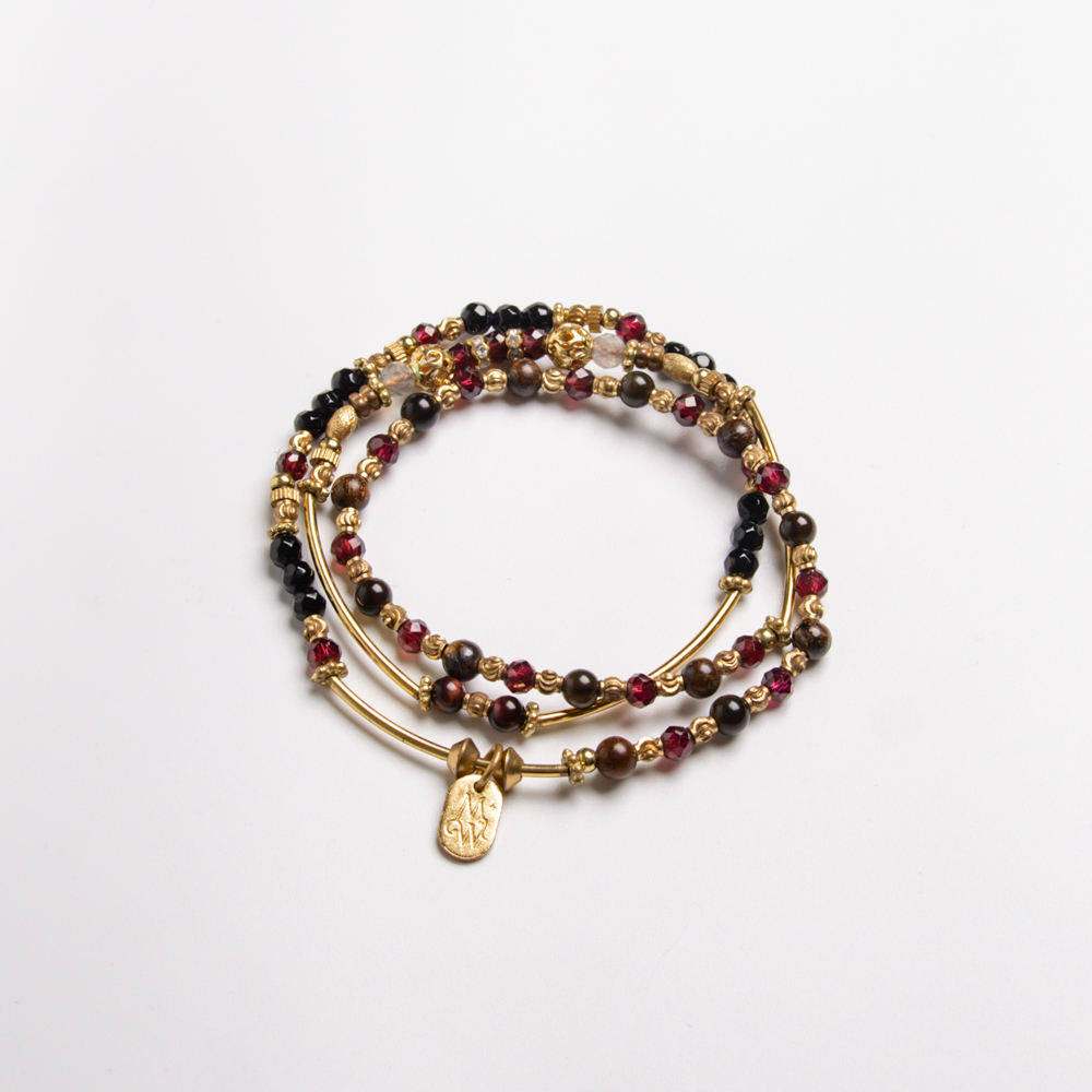 紅衣女孩的聖誕驚喜｜紅石榴黑瑪瑙三圈手鍊 C1339
