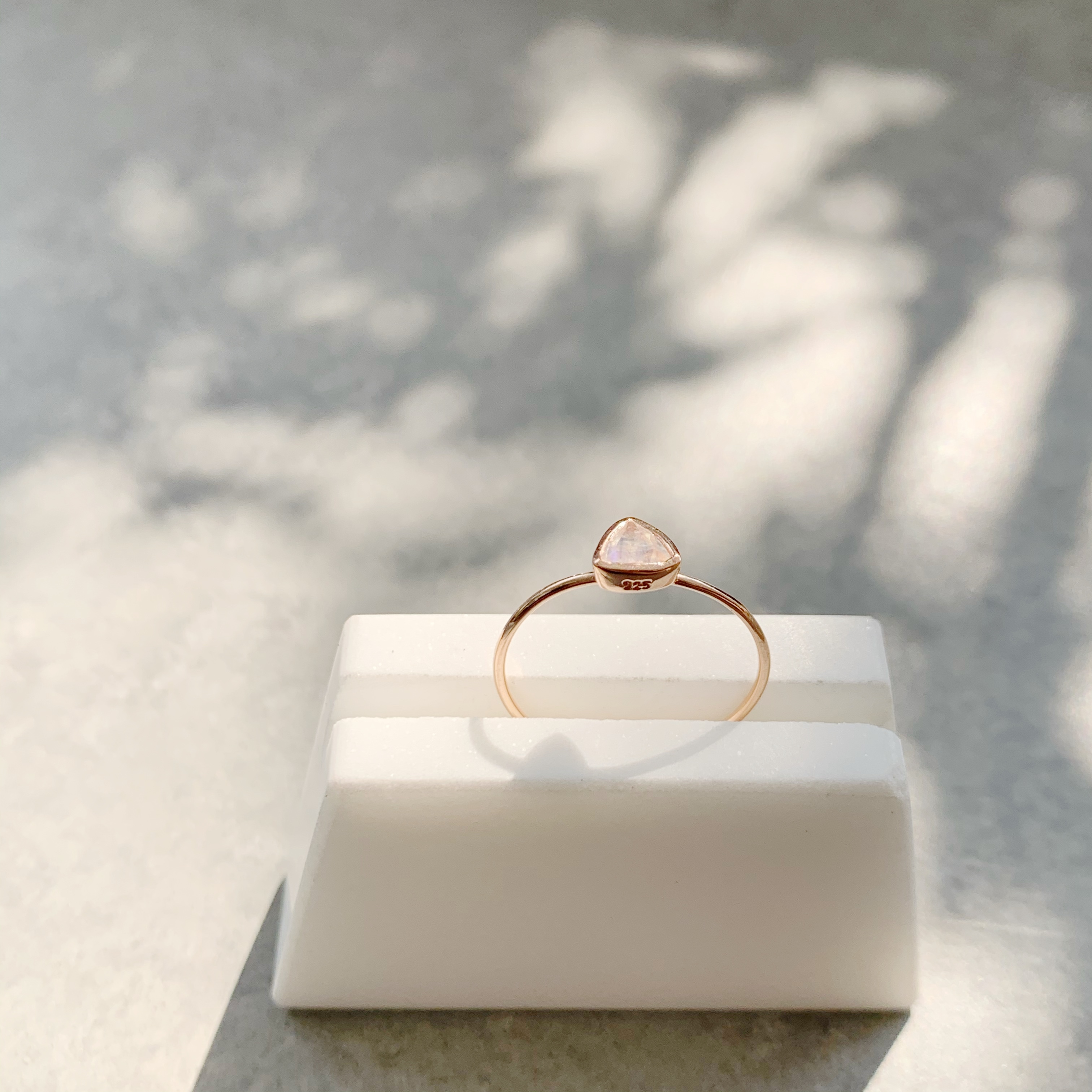 Lego三角月光石戒指