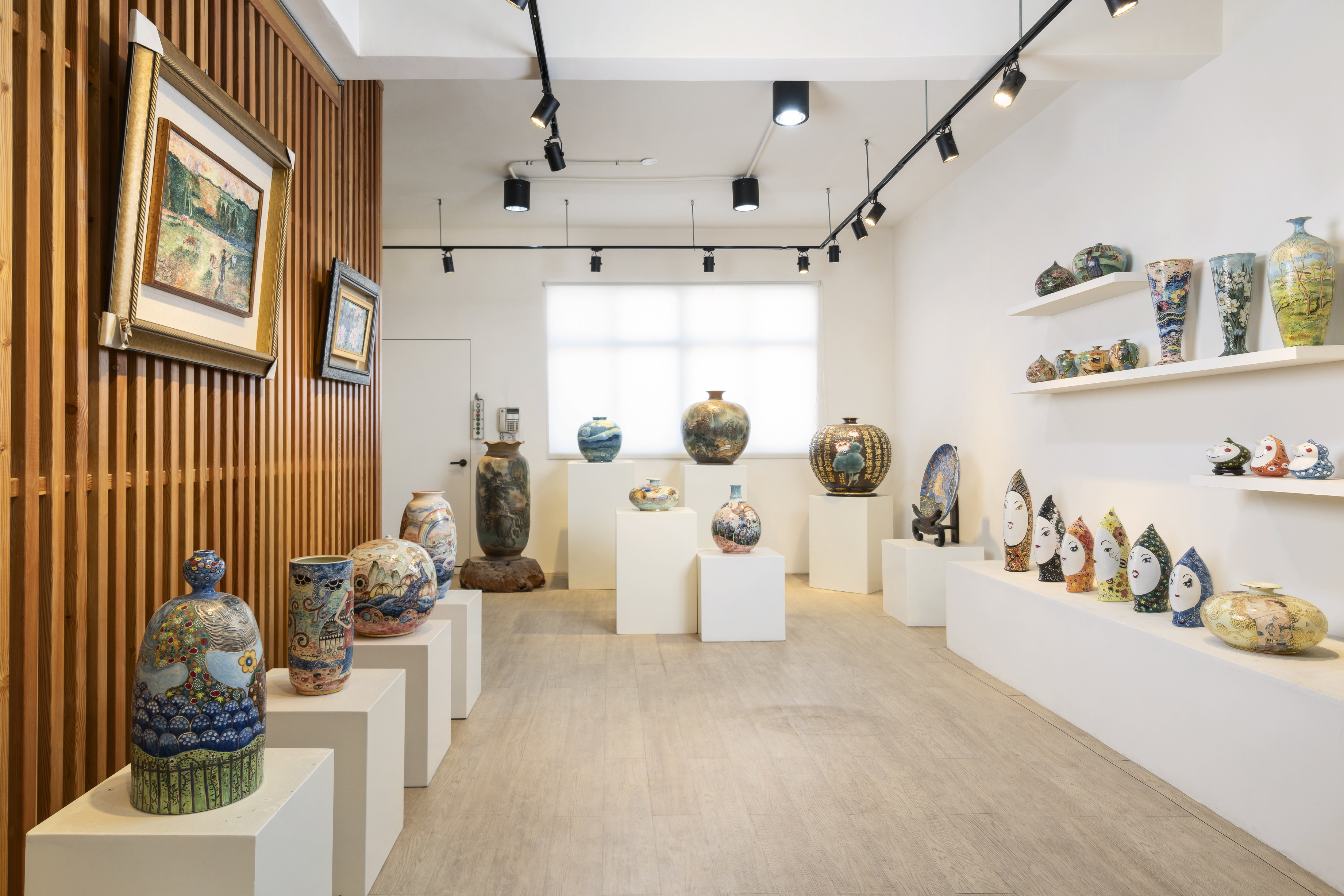 Mao's樂陶陶鶯歌工廠門市陶瓷藝品展示一角。