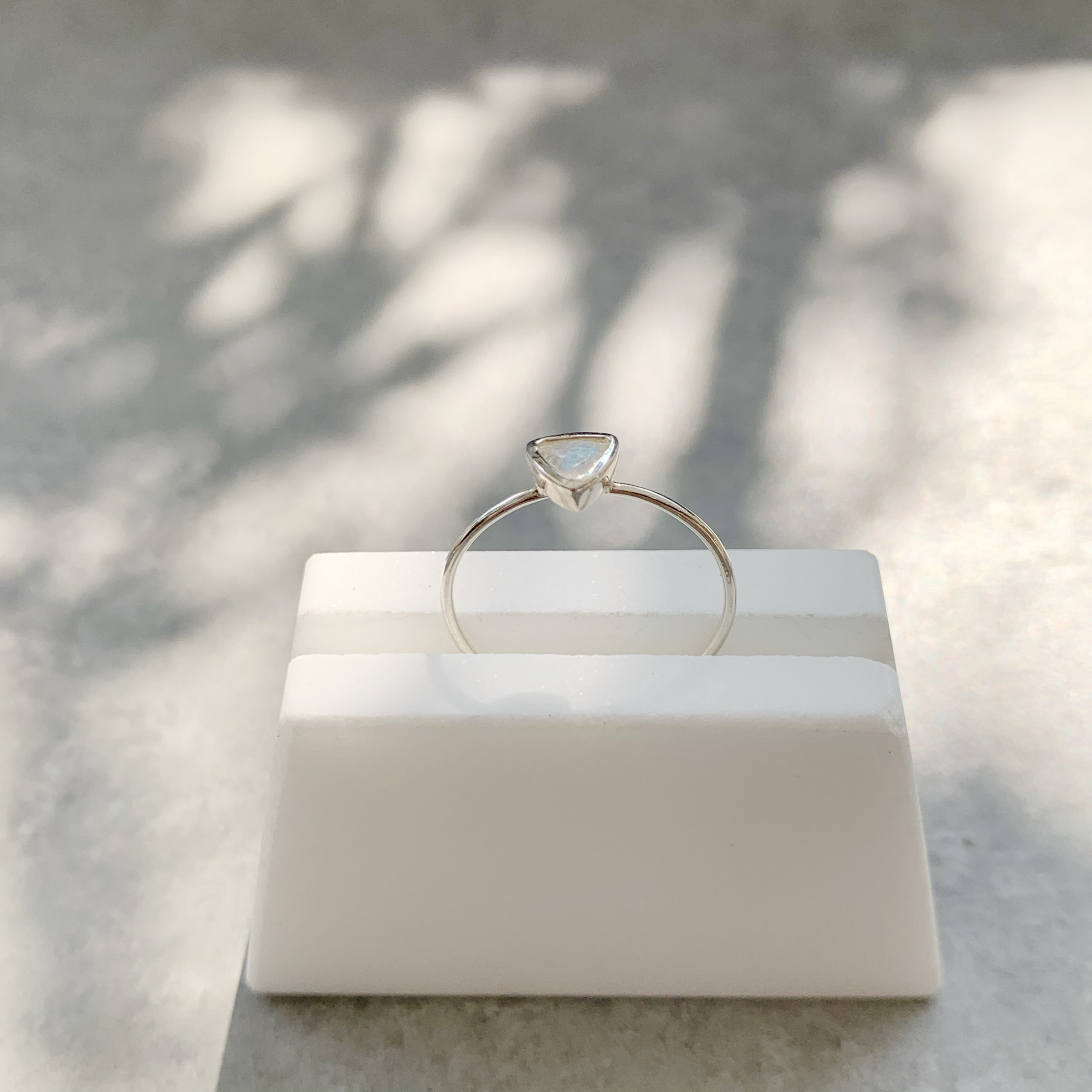 Lego三角月光石戒指