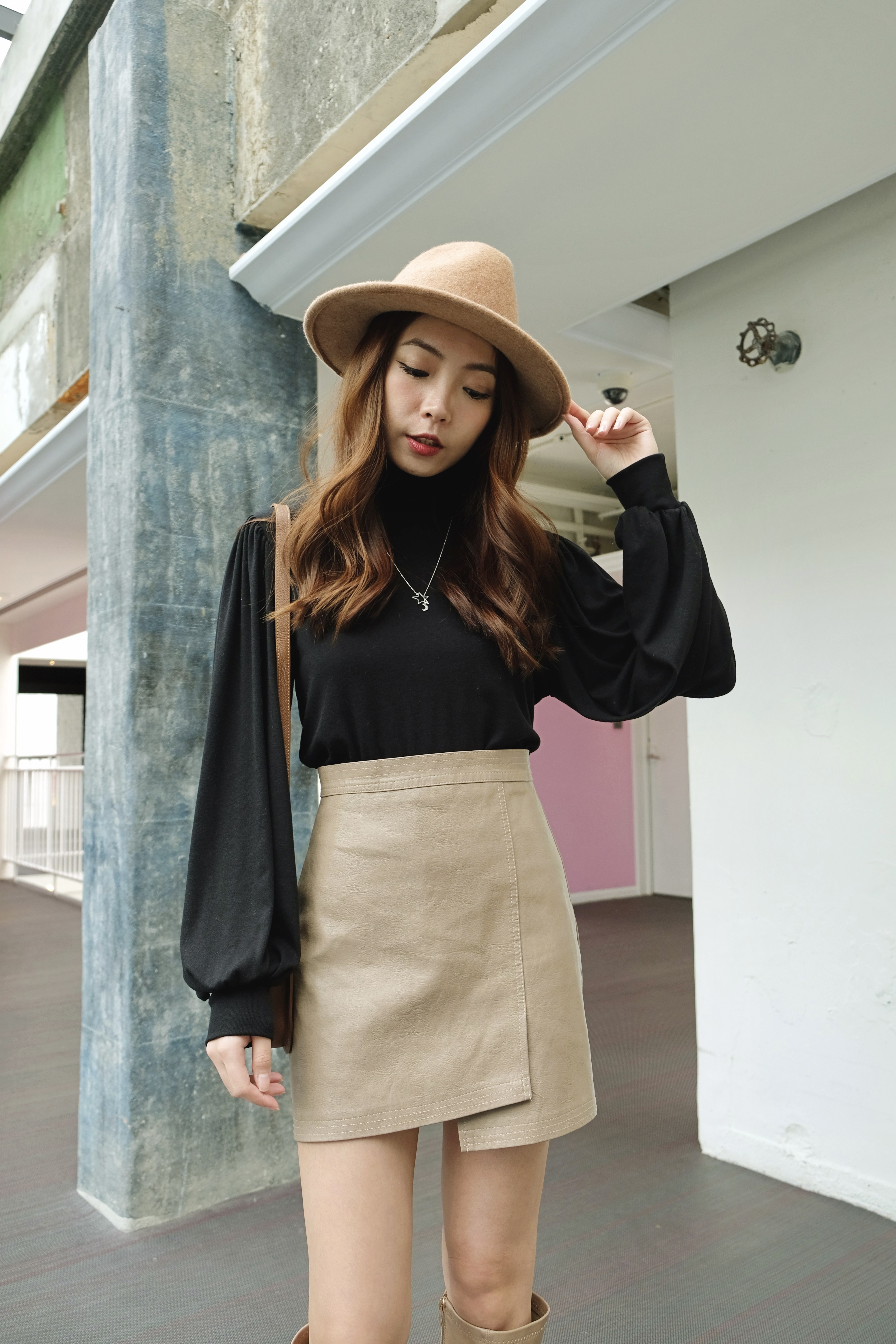 包色首選極柔觸感小高領設計感素Ｔ