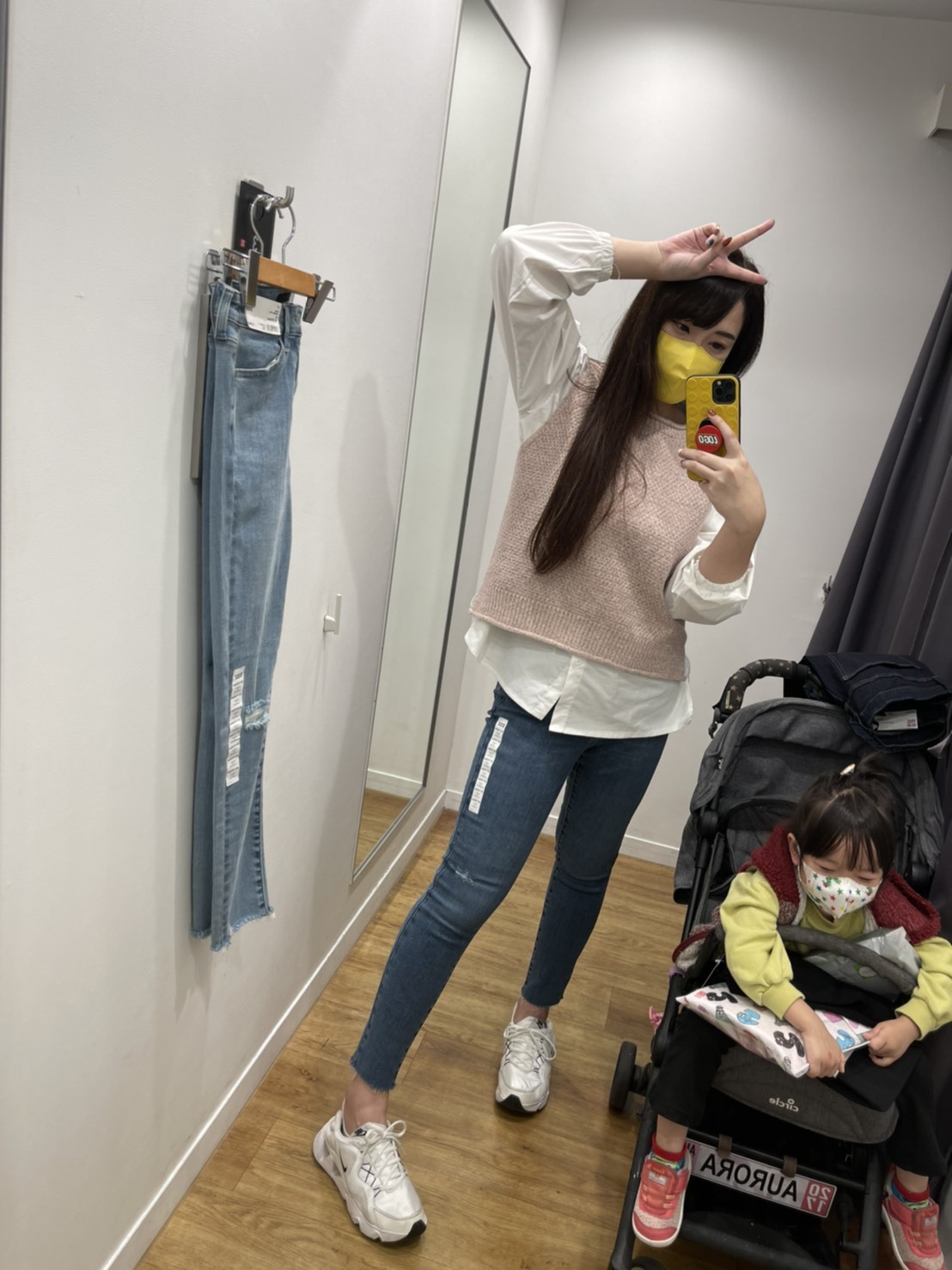 粉色針織背心穿搭白色襯衫