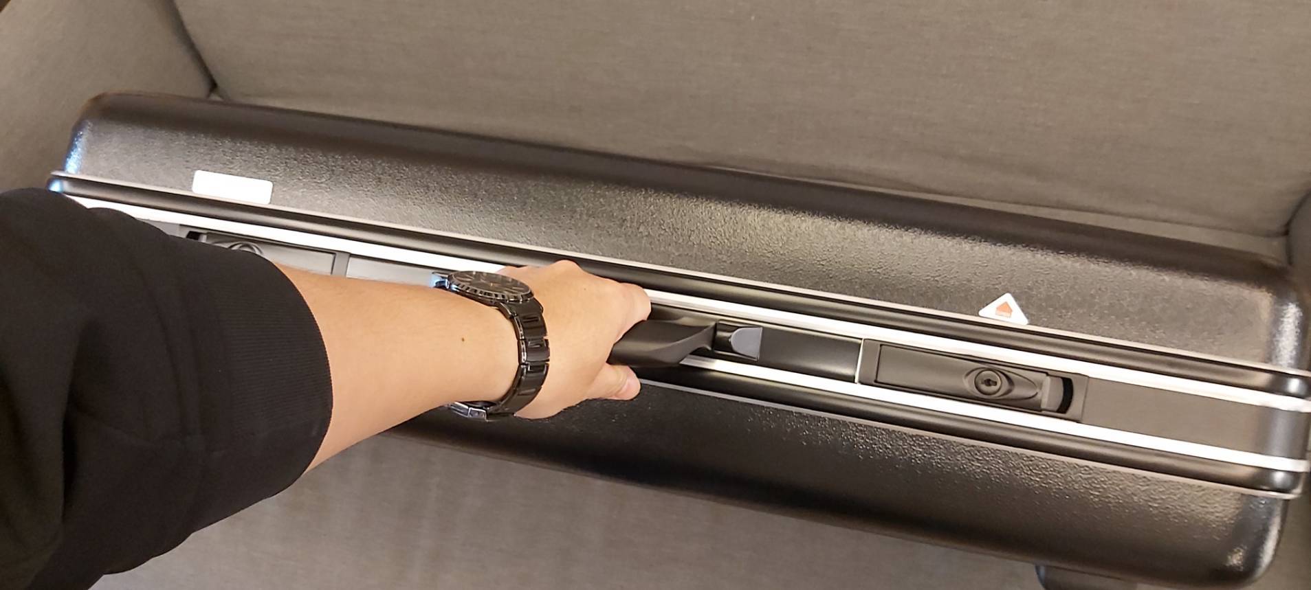 輪式次中音薩克斯風收納盒 Case 黑色款 (可上鎖，附鑰匙&字母貼紙) 第 5 張圖片｜三峽銅管 / 管樂