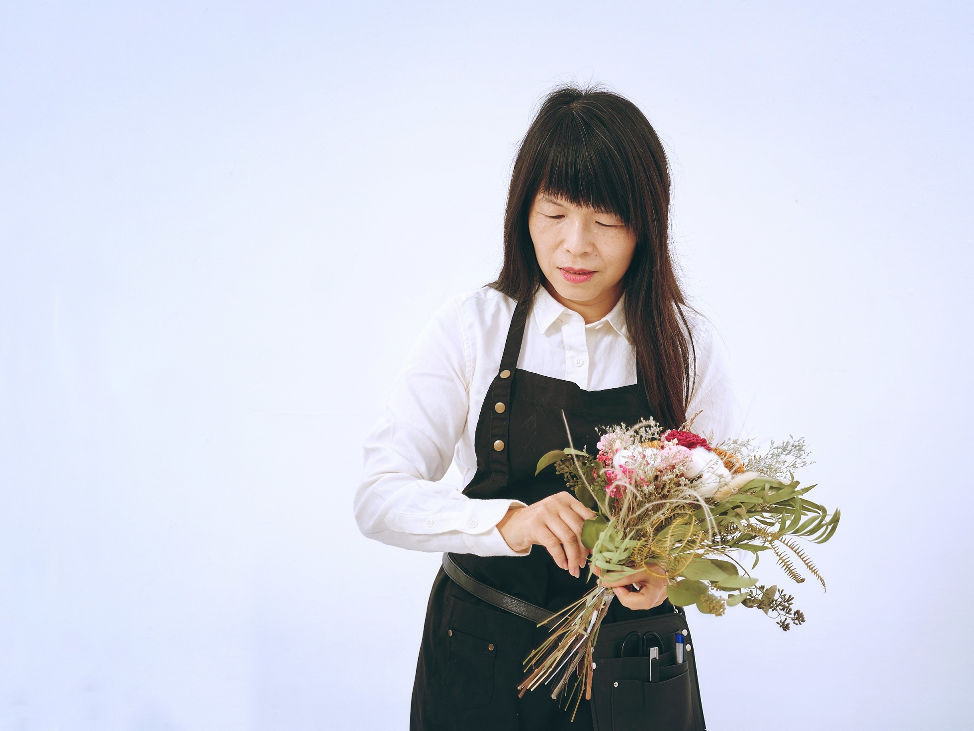 新竹乾燥花店小薇花藝設計總監-小妍老師,提供乾燥花束,求婚花束,新娘捧花,乾燥花盆栽,永生花,乾燥花教學,永生花教學,代客送花的服務