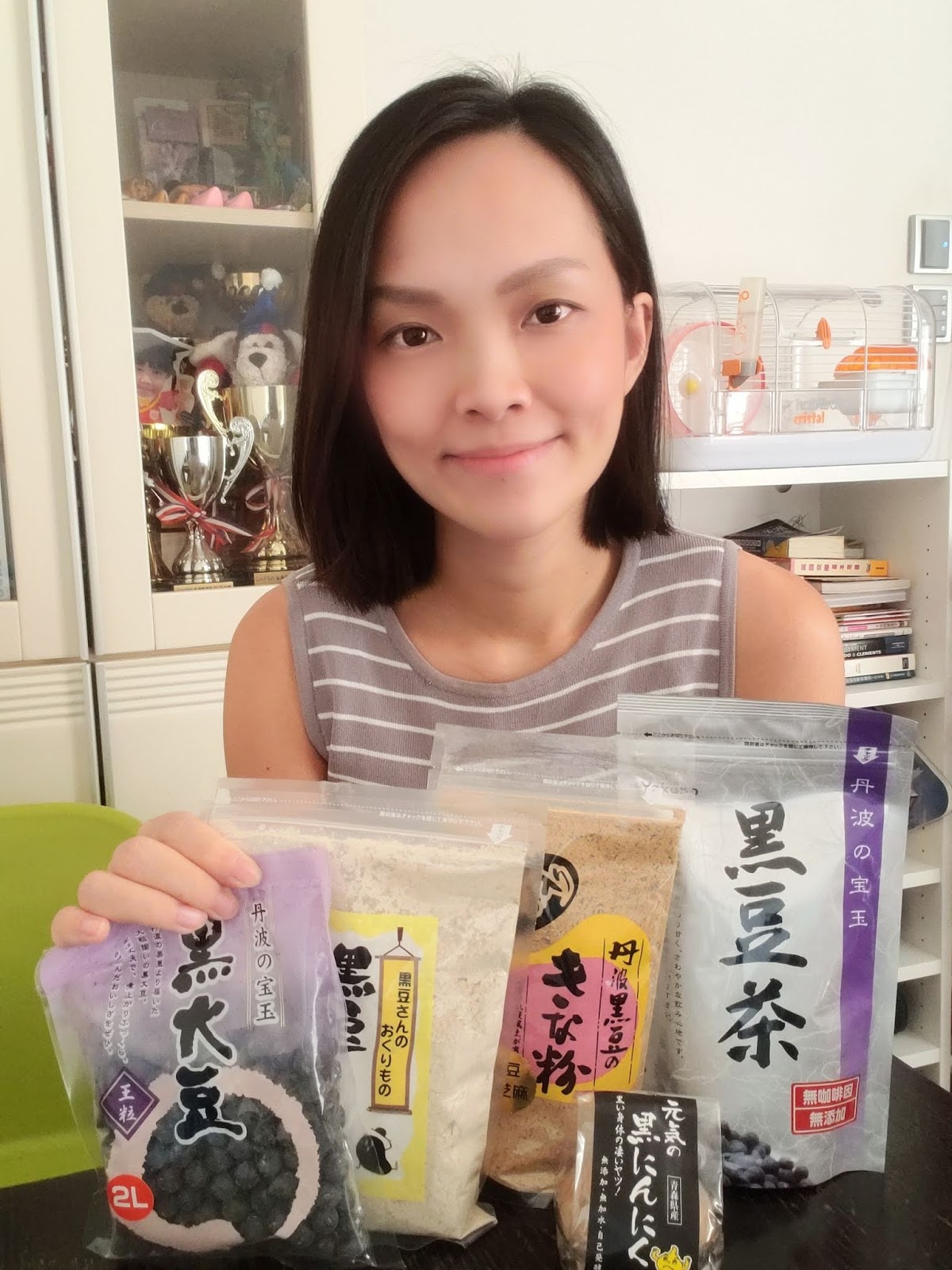 隨住年紀漸⼤，今胎生完特別注重產後調理，除咗平時飲食上進補之外，亦搵一d有保健療效嘅食品，加強調理身體。  其中，⿊豆係一個好選擇，佢嘅蛋⽩質含量比⾁類更多，營養價值高。而我忙於照顧初⽣生BB，最⽅便就係即泡即飲嘅黑⾖茶。