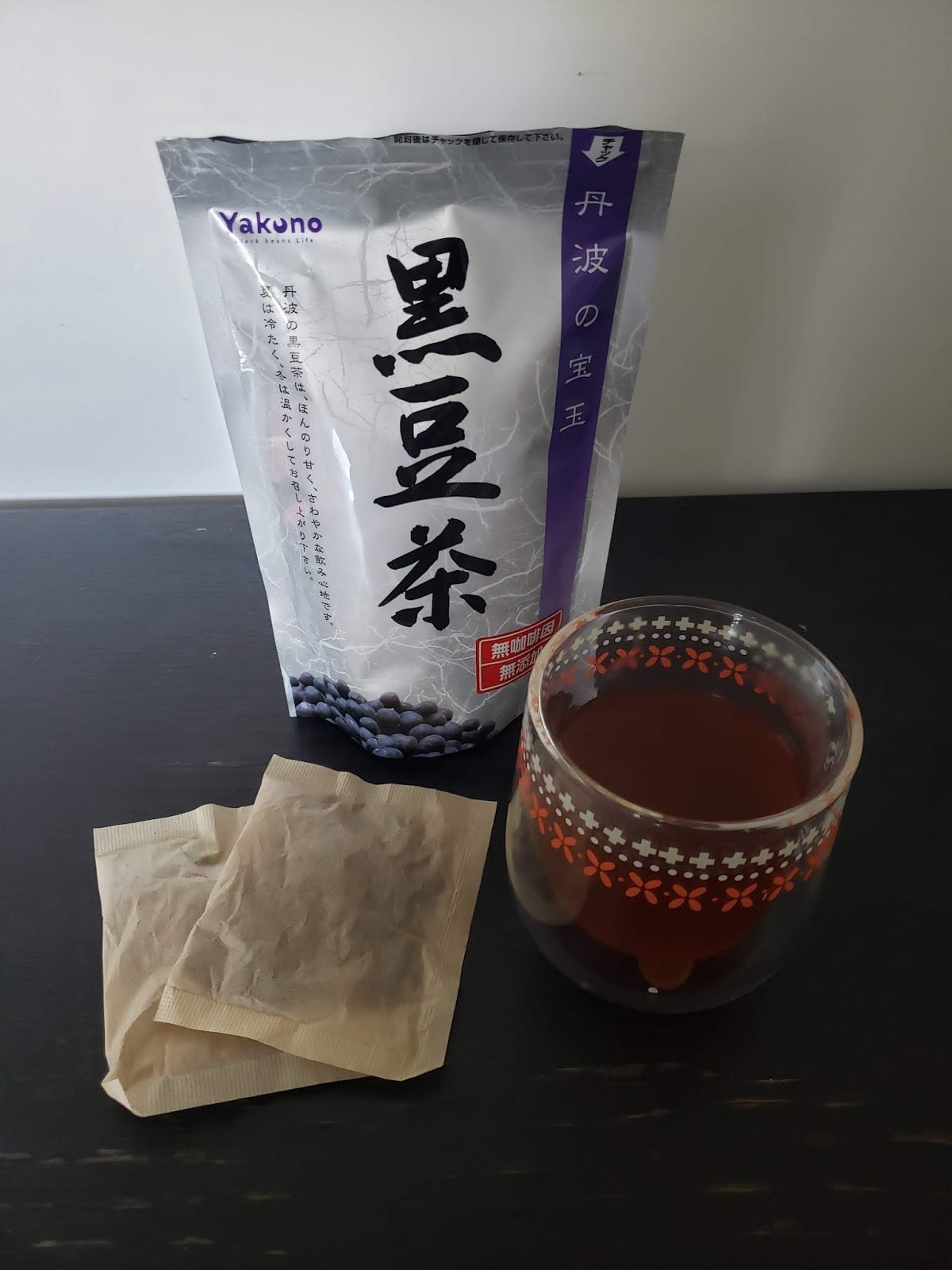 「黑酢家」嘅丹波⿊豆茶，⿊豆產⾃日本。茶包⼤大個，浸泡入熱⽔就可以隨時飲喇，飲落味道香濃。佢嘅好處多多，可以改善⾎液循環、去⽔腫、消除疲勞、美顏，⽽對我更重要嘅係。。。佢豐富嘅蛋⽩質及維⽣素，有助上奶，非常適合坐月同餵奶嘅媽媽飲用。