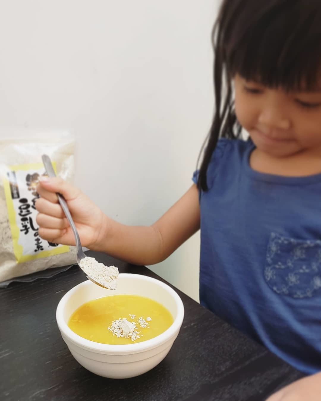 ⽽黑豆粉，就咁加入熱⽔，可以變成⿊⾖漿。另外，混入粟⽶湯、南瓜湯，營養價值提高，⼩朋友又鍾意飲。