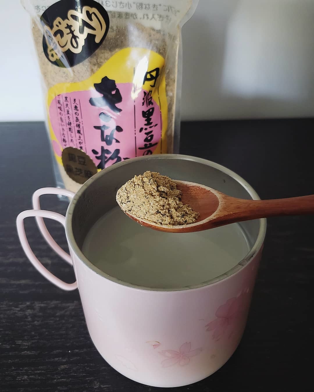 除咗飲⿊豆茶，為咗加強上奶，我仲會飲⾖漿，所以我試埋「⿊酢家」嘅⿊豆⿊芝麻粉，同埋⿊豆粉。黑芝麻粉，我就用黎溝入豆漿，芝麻味極香。