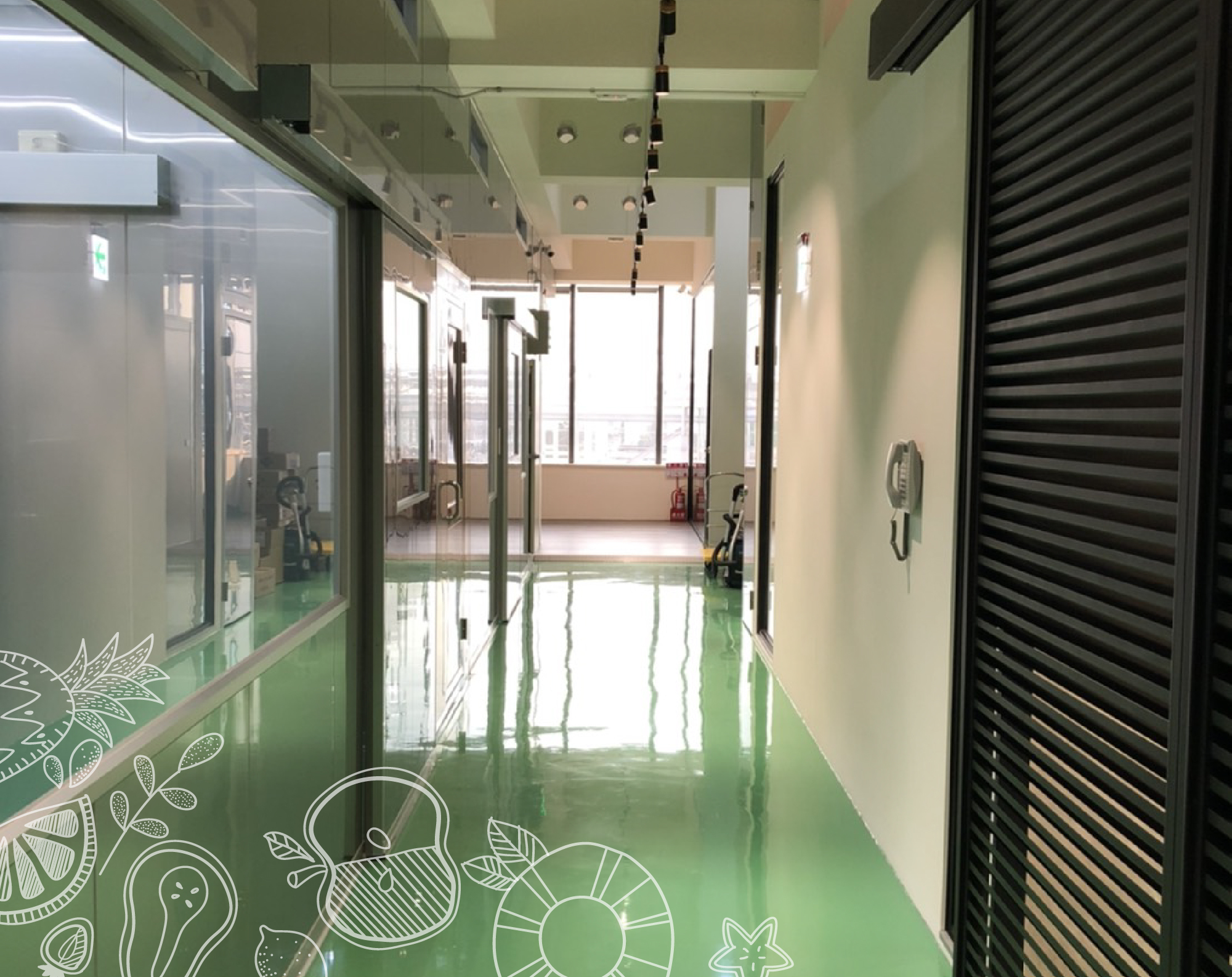 果嶼也自建工廠，以高規格乾燥加工技術生產台灣水果乾。 廠房結合無塵、無菌的環境及獨有生產技術，並用最嚴謹的規格檢驗食品，確保品質穩定。 工廠也通過HACCP與ISO22000的工廠食品安全驗證， 讓你每一口都吃得安全、安心！