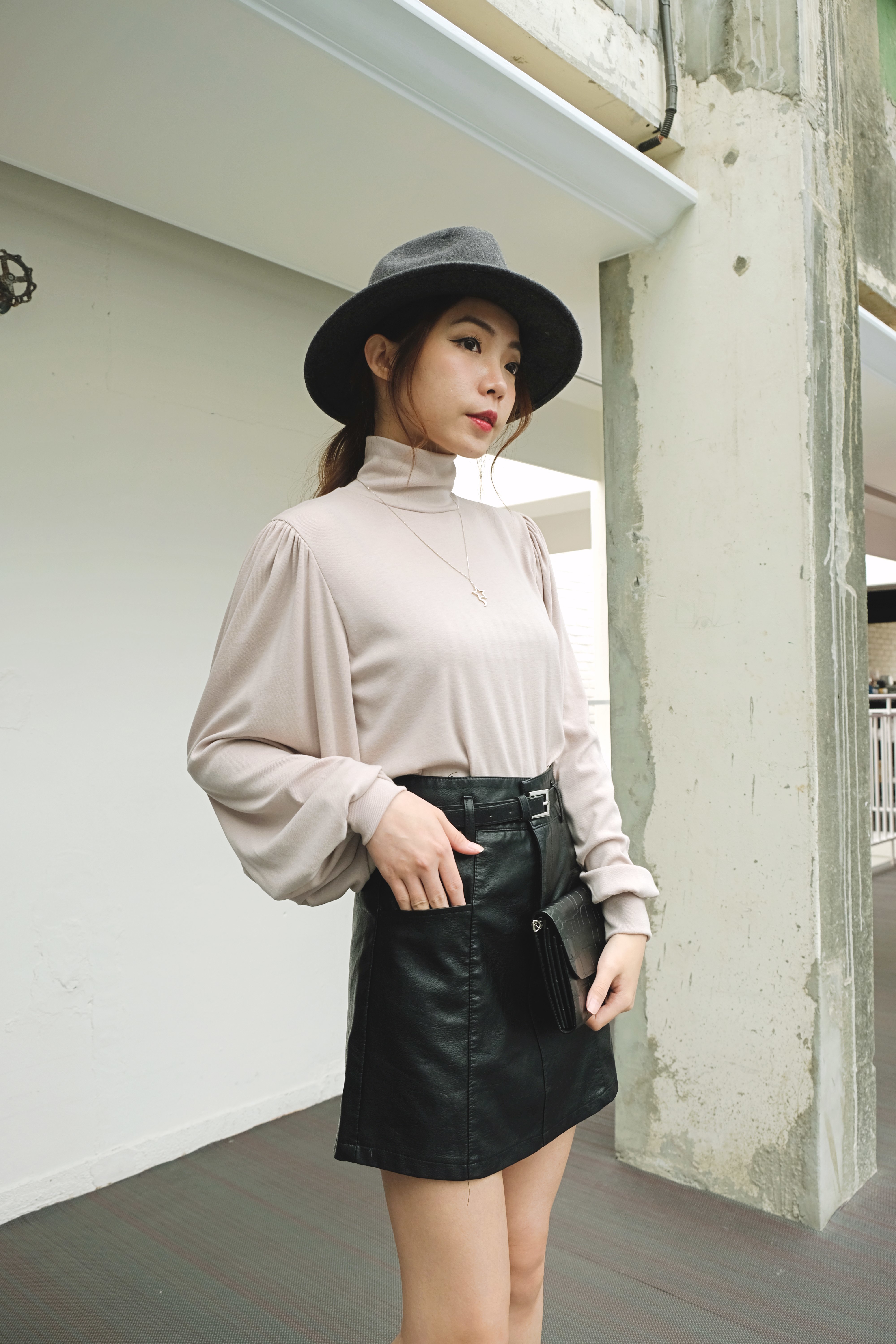 包色首選極柔觸感小高領設計感素Ｔ