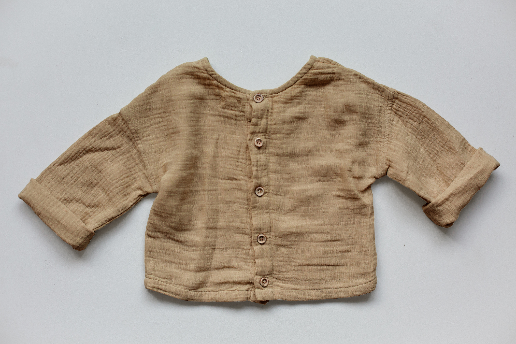 THE SIMPLE FOLK - Button Back Top（Camel）