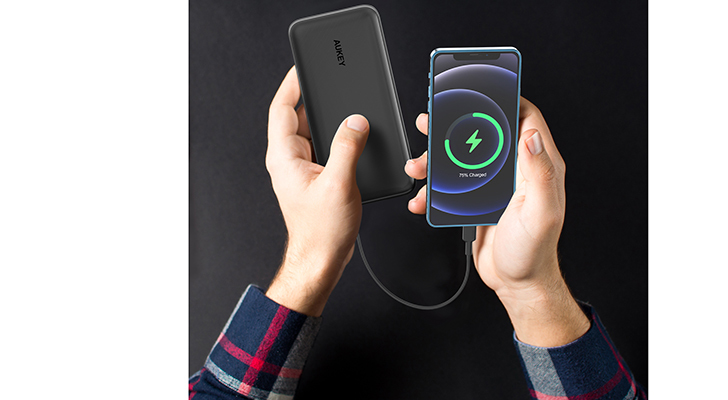 Aukey発 Lightning入力端子を搭載した000mahモバイルバッテリー Basix Plus