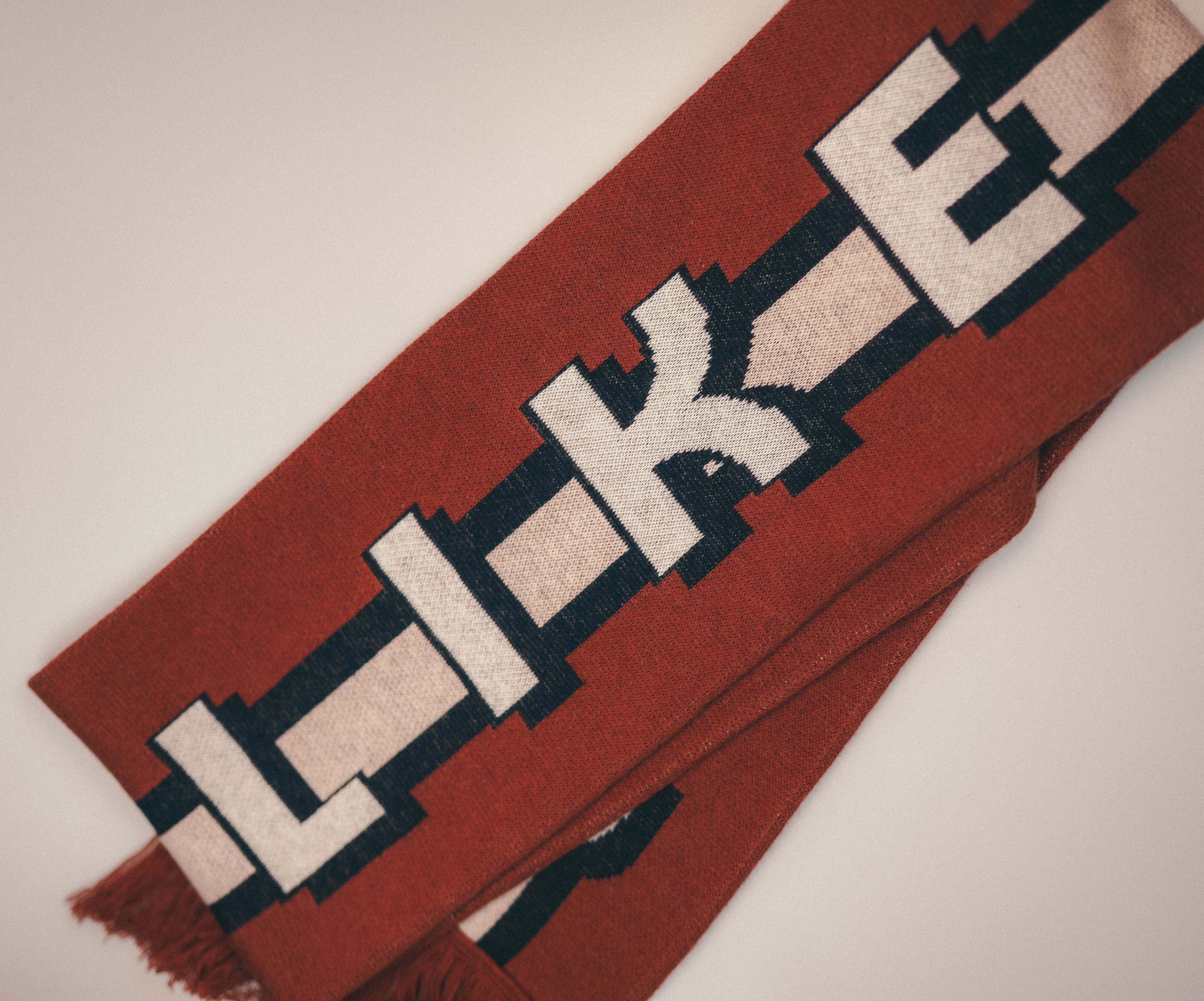 【Just Home】Just Like This Logo針織圍巾  - 磚紅/奶油白