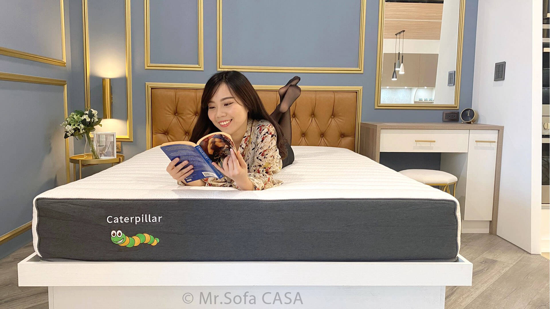 趴在毛毛蟲床墊上看書