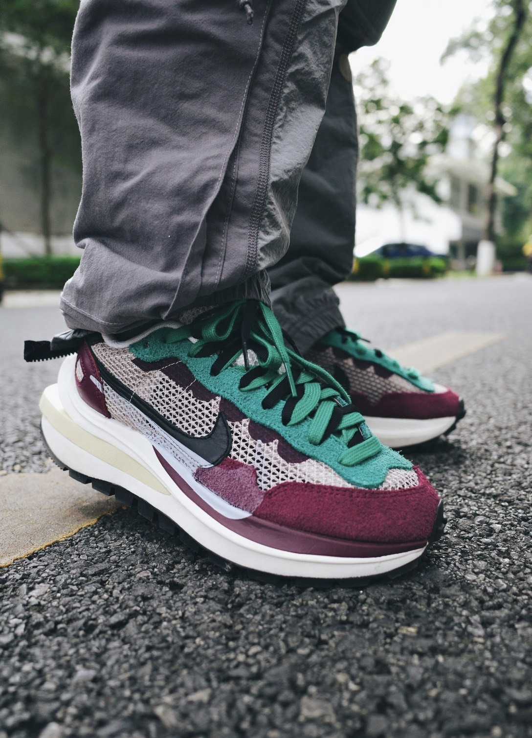 Sacai x Nike VaporWaffle 酒紅