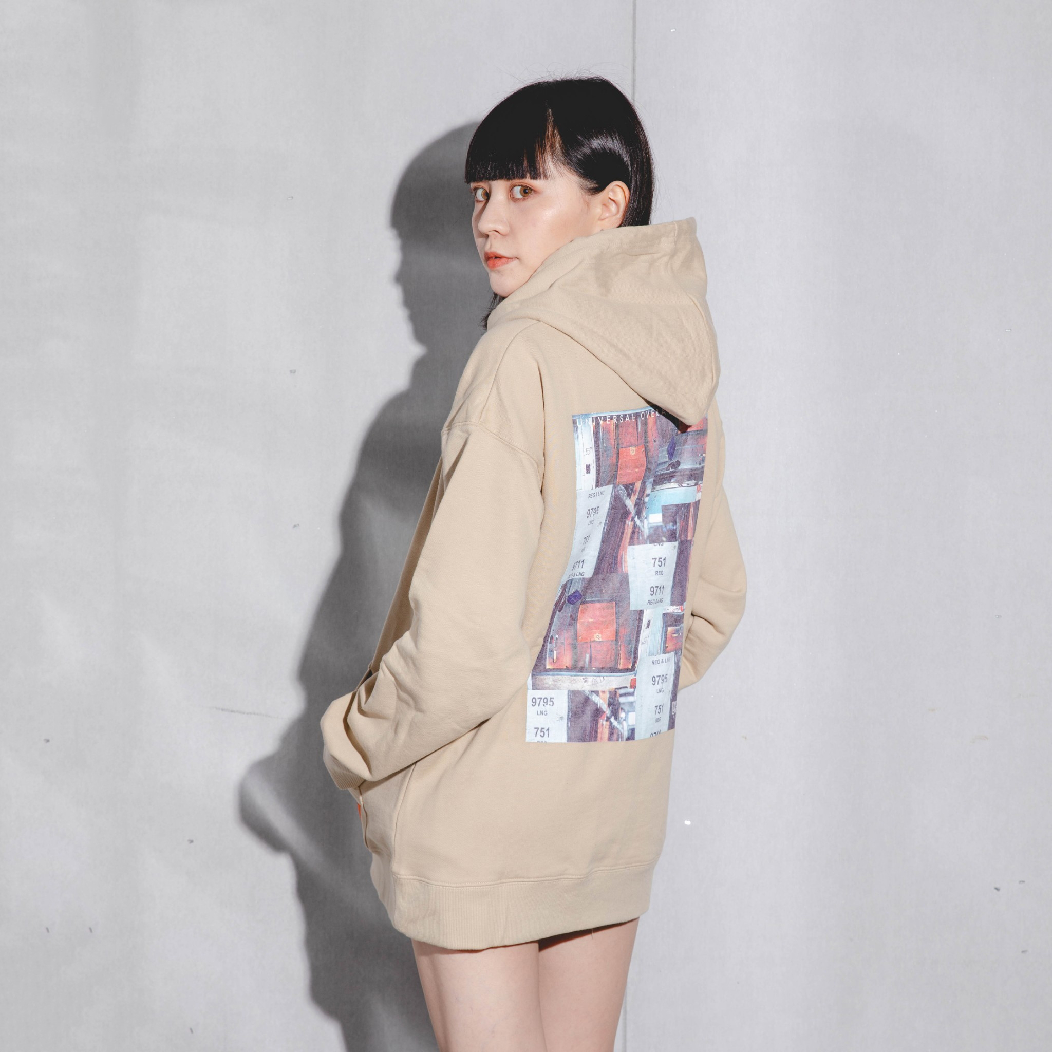 男女款 UNIVERSAL OVERALL 30/7 GRAPHIC HOODIE 沙色 黑色 橘色 橘標 塗鴉 帽T【U2033229A】