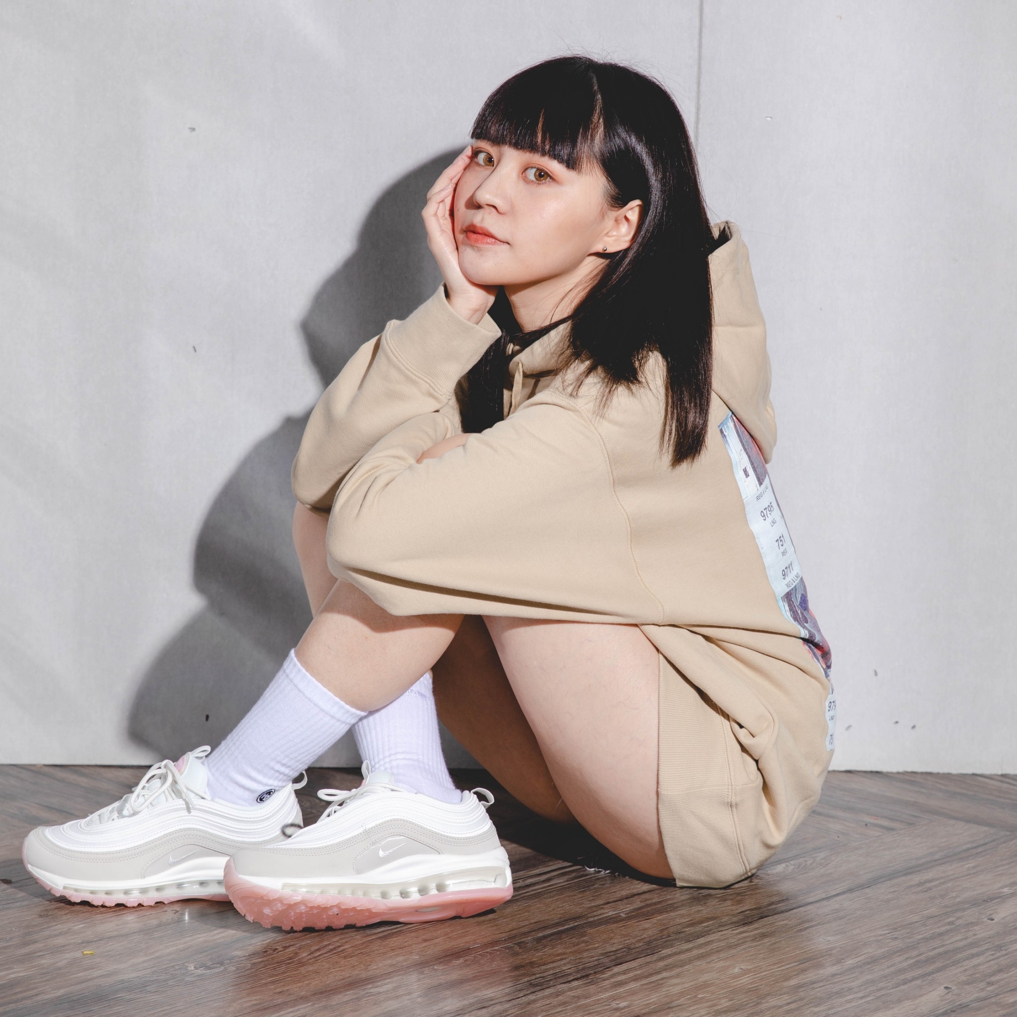 男女款 UNIVERSAL OVERALL 30/7 GRAPHIC HOODIE 沙色 黑色 橘色 橘標 塗鴉 帽T【U2033229A】