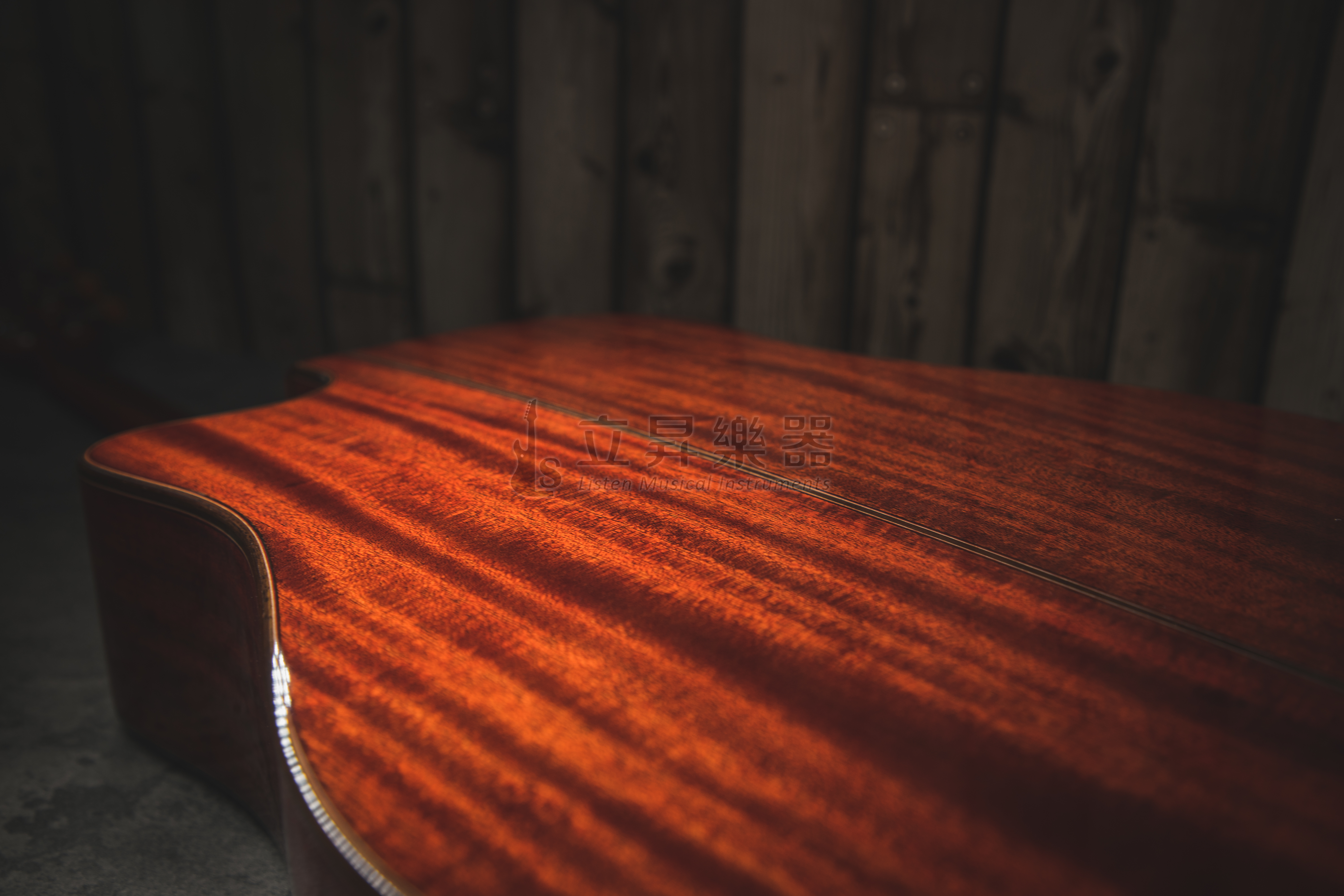 LAYA LAYA LD-256c 雲杉面單板 桃花心木側背板 木吉他 DC桶 D桶缺角 (附琴袋、配件包) 第 6 張圖片｜三峽吉他 / Bass