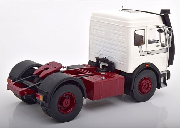 1/18 Road King Mercedes NG 1632 1973 White/Silver/ Dark Red (180043)