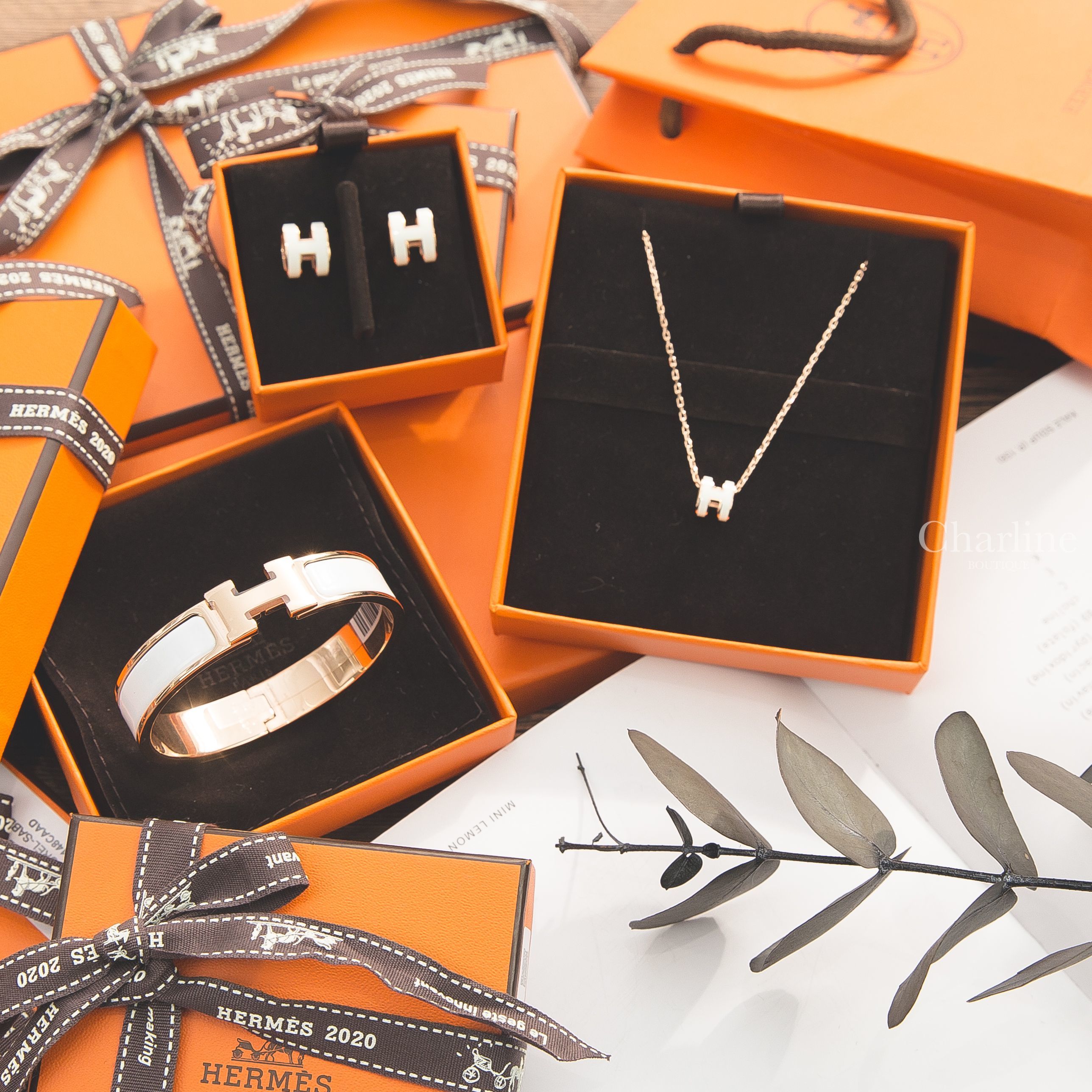 Hermès Clic H Bracelet 白色珐瑯鍍玫瑰金釦手環,Hermès Pop H Earrings 白色玫瑰金耳環,Hermès Mini Pop H Pendant 白色迷你玫瑰金項鍊-Charline Boutique 精品代購