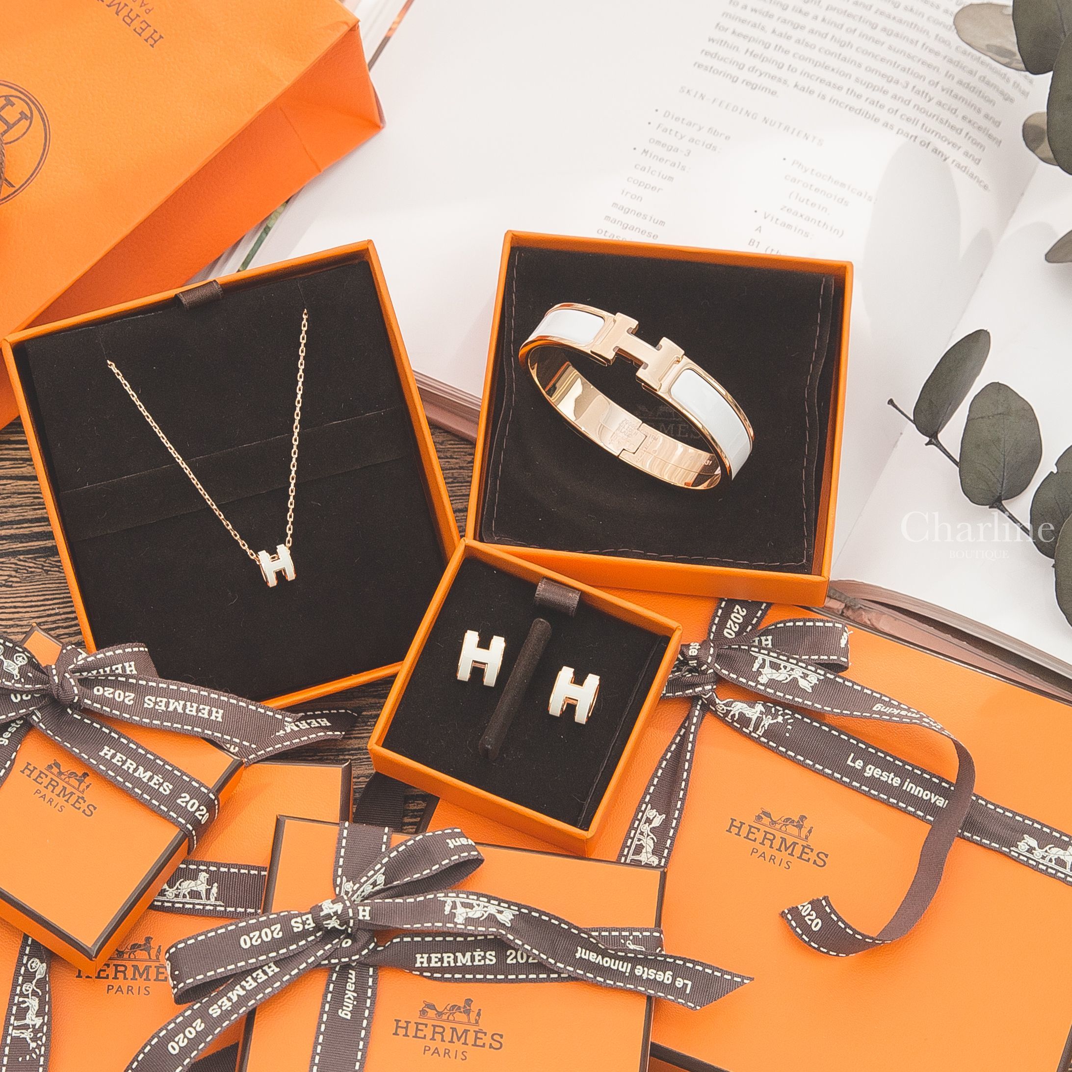 Hermès Clic H Bracelet 白色珐瑯鍍玫瑰金釦手環,Hermès Pop H Earrings 白色玫瑰金耳環,Hermès Mini Pop H Pendant 白色迷你玫瑰金項鍊-Charline Boutique 精品代購