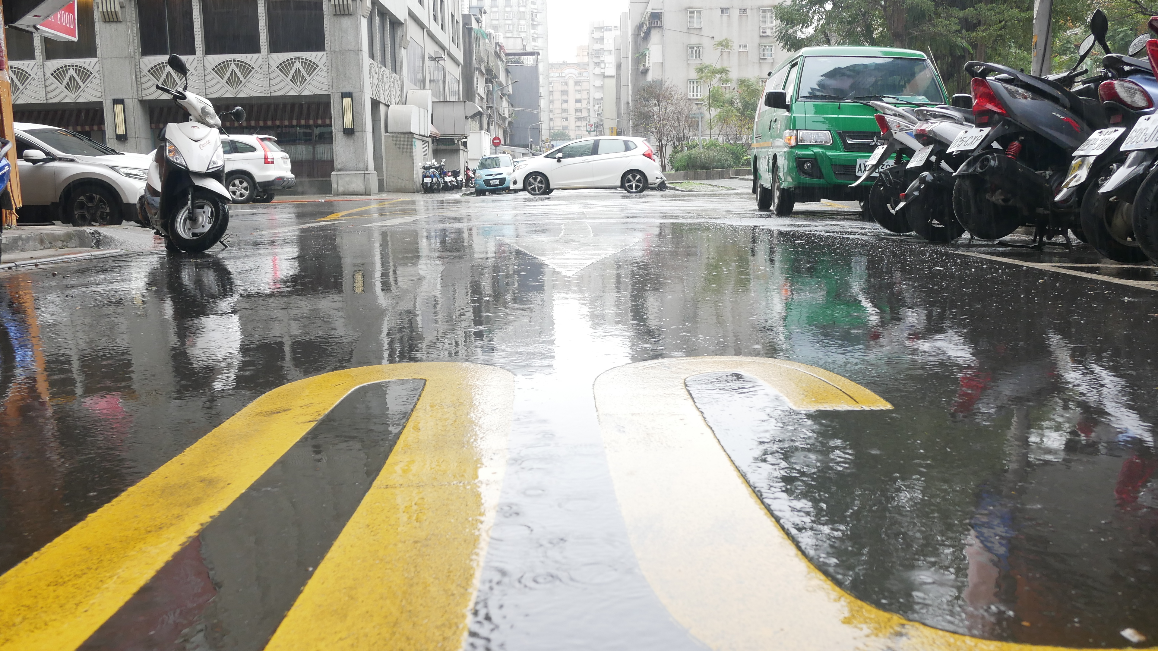 下雨天，天雨路滑好危險