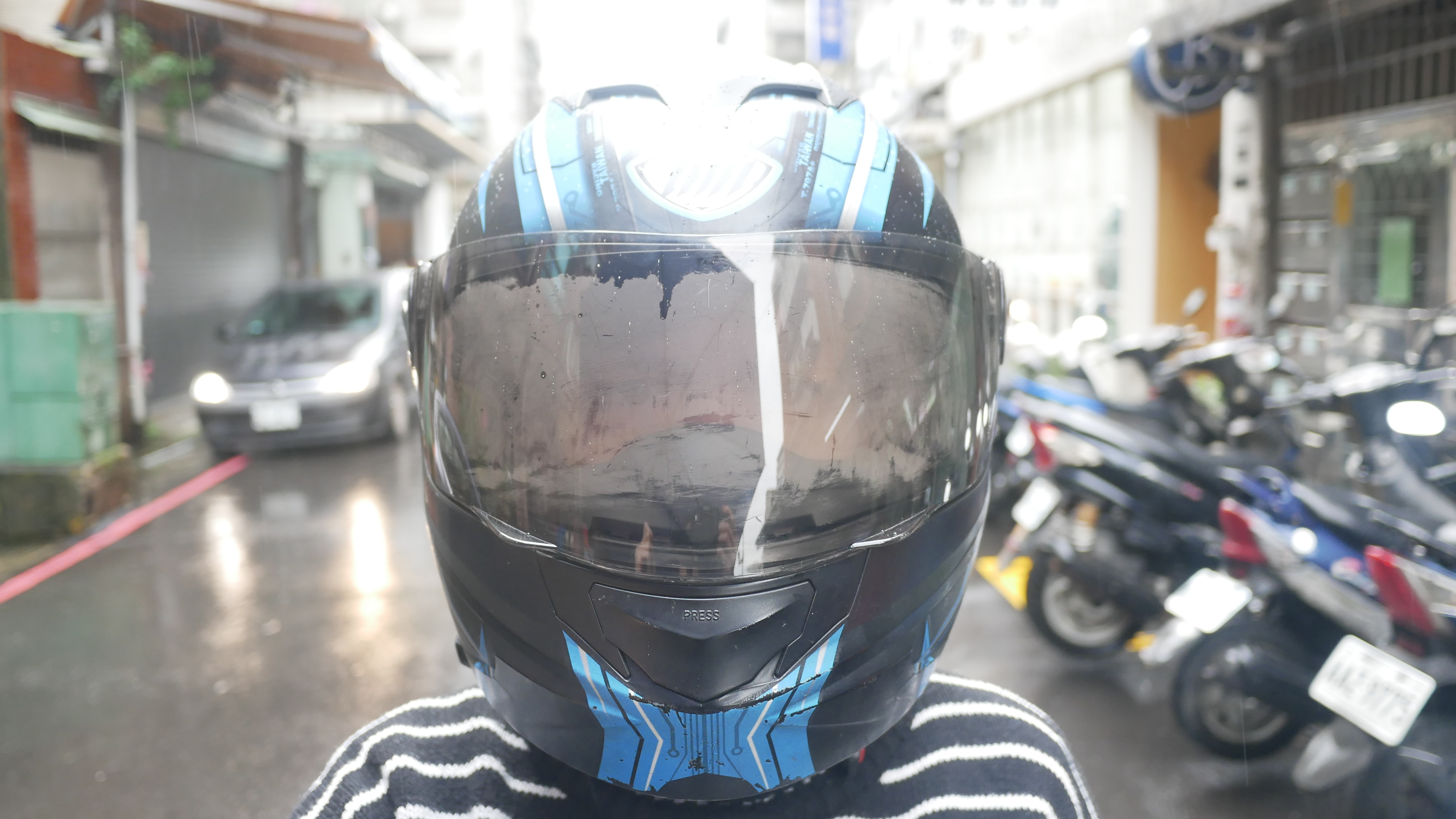 安全帽鏡片起霧，視線不清，好危險！