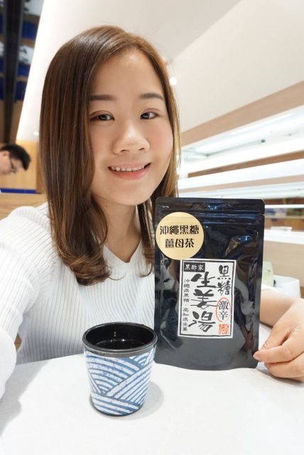 沖繩黑糖薑母茶由日本製造，採用沖繩黑糖、高知縣生薑、蜂蜜等，味道潤而不嗆。沖繩黑糖係沖繩最有名氣的特產之一，使用當地天然精製嘅黑糖，將甘蔗榨汁煮乾，保留所有礦物質等營養成分，沒有經過任何的精鍊加工，絕對天然，特別純。