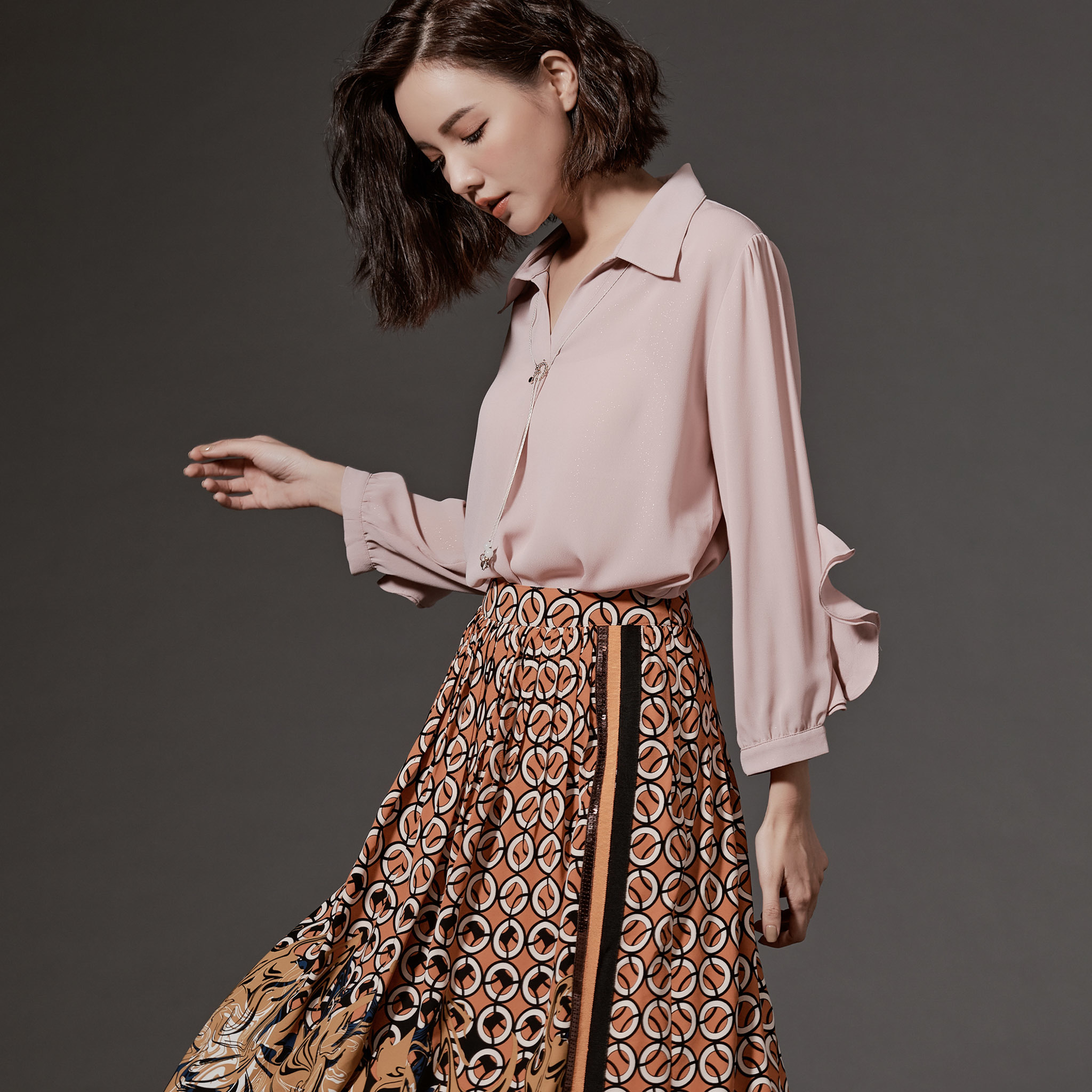 Top3 V領開襟吊飾雪紡襯衫 - 2色