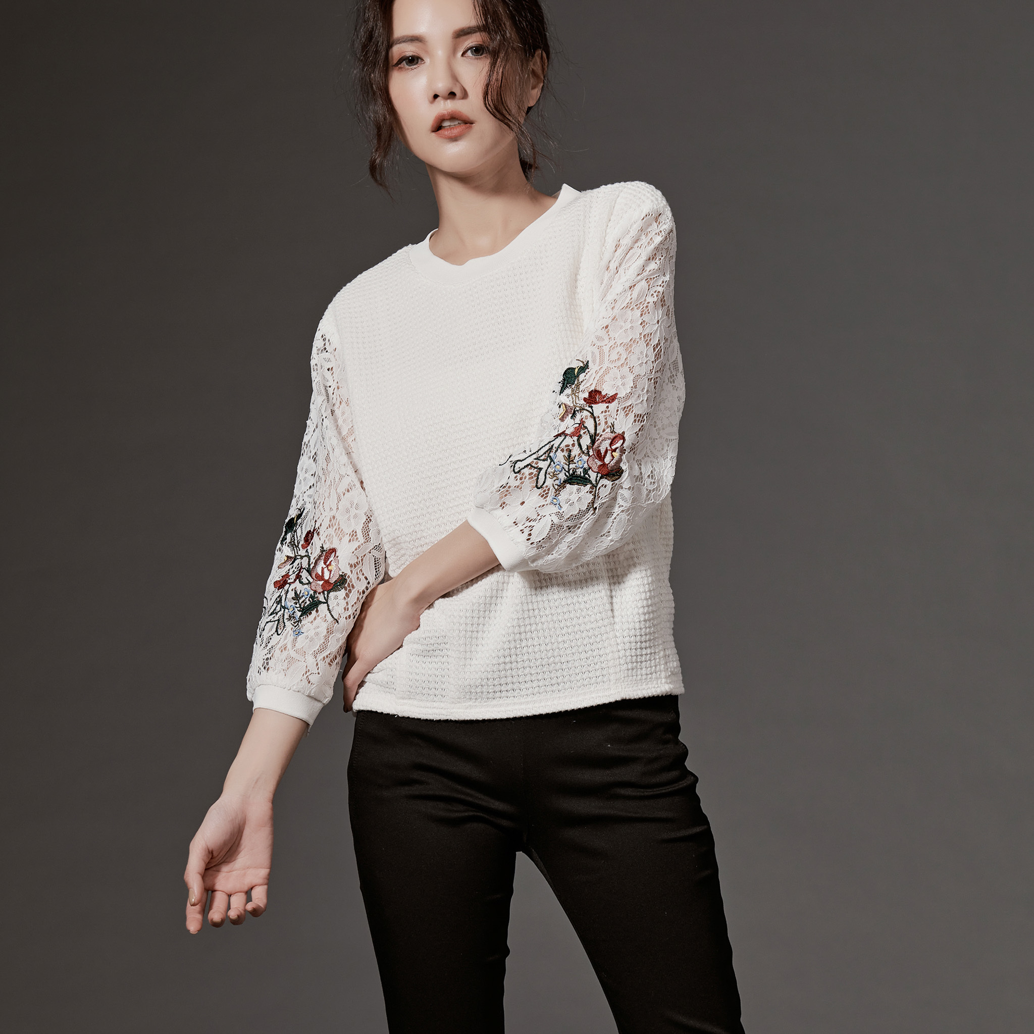 Top4 異材質拼接蕾絲刺繡針織上衣