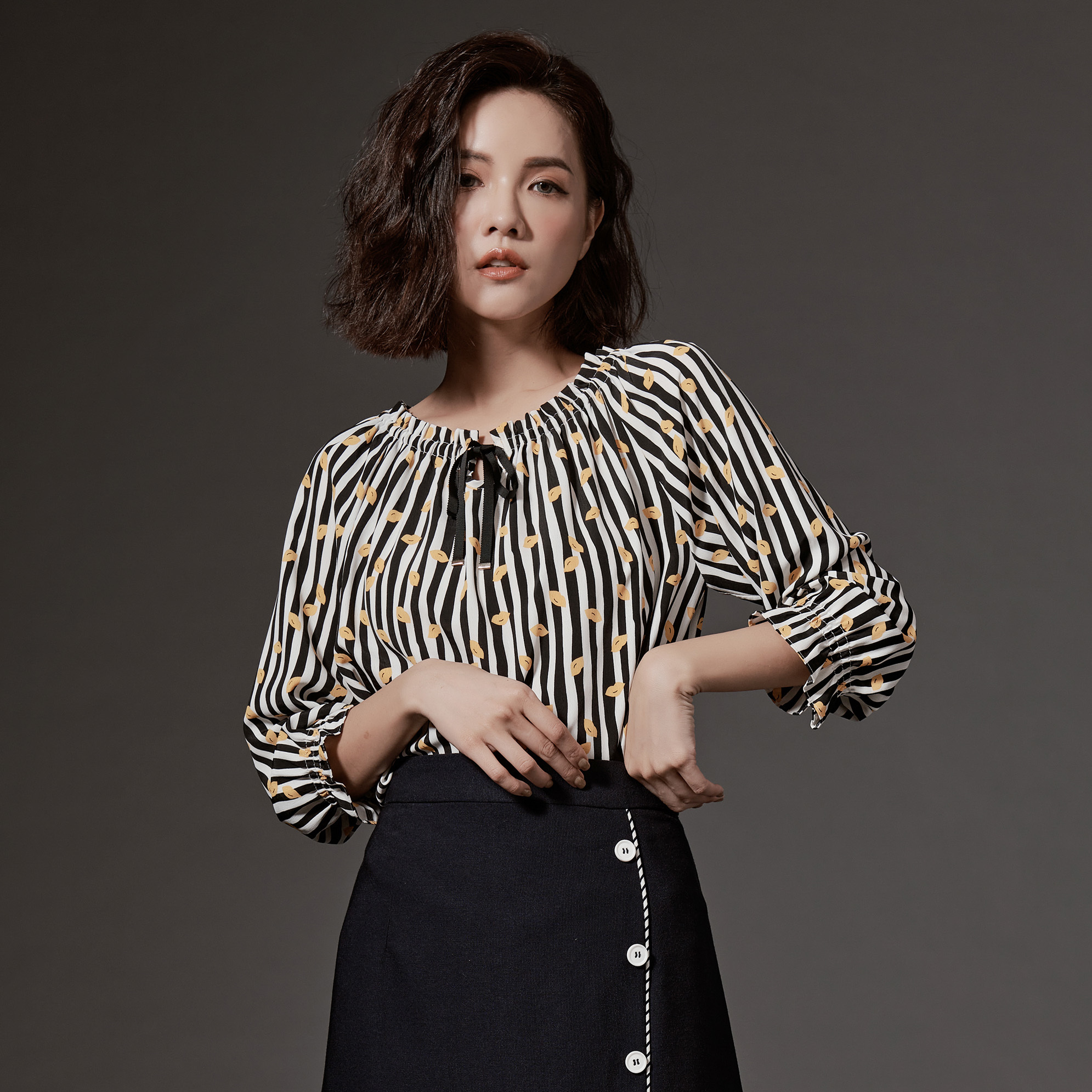 Top5 寬圓領性感嘴唇條紋上衣（可拉一字領）