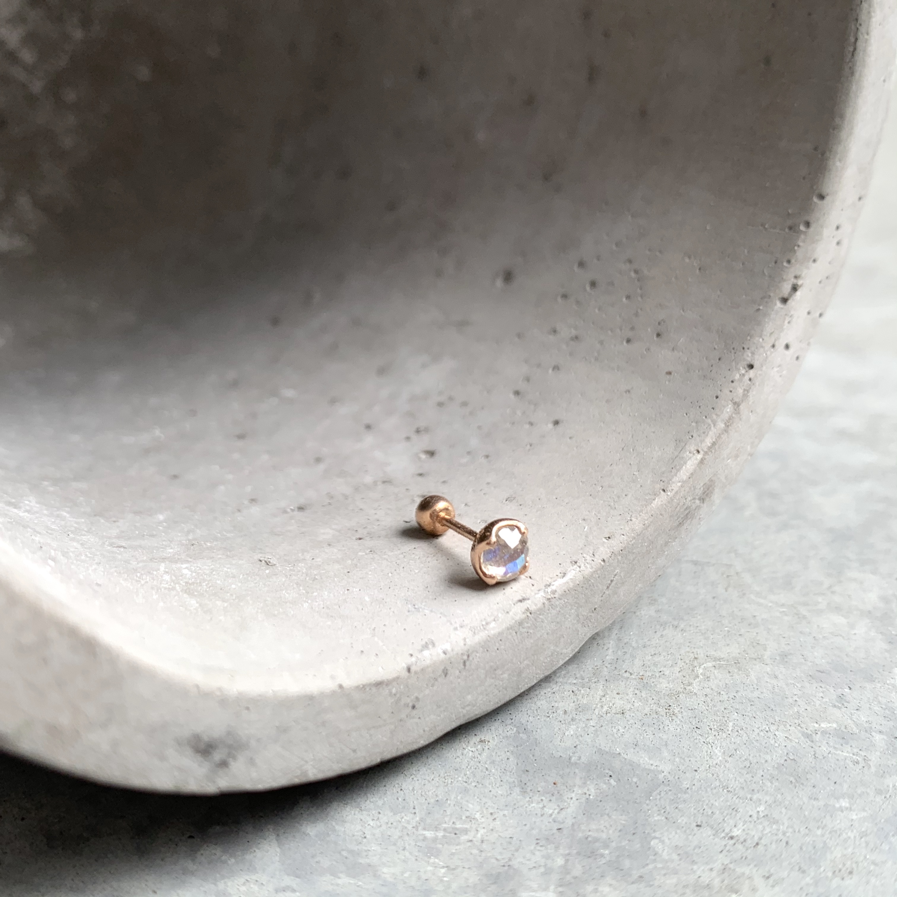 圓四爪月光石轉珠耳環