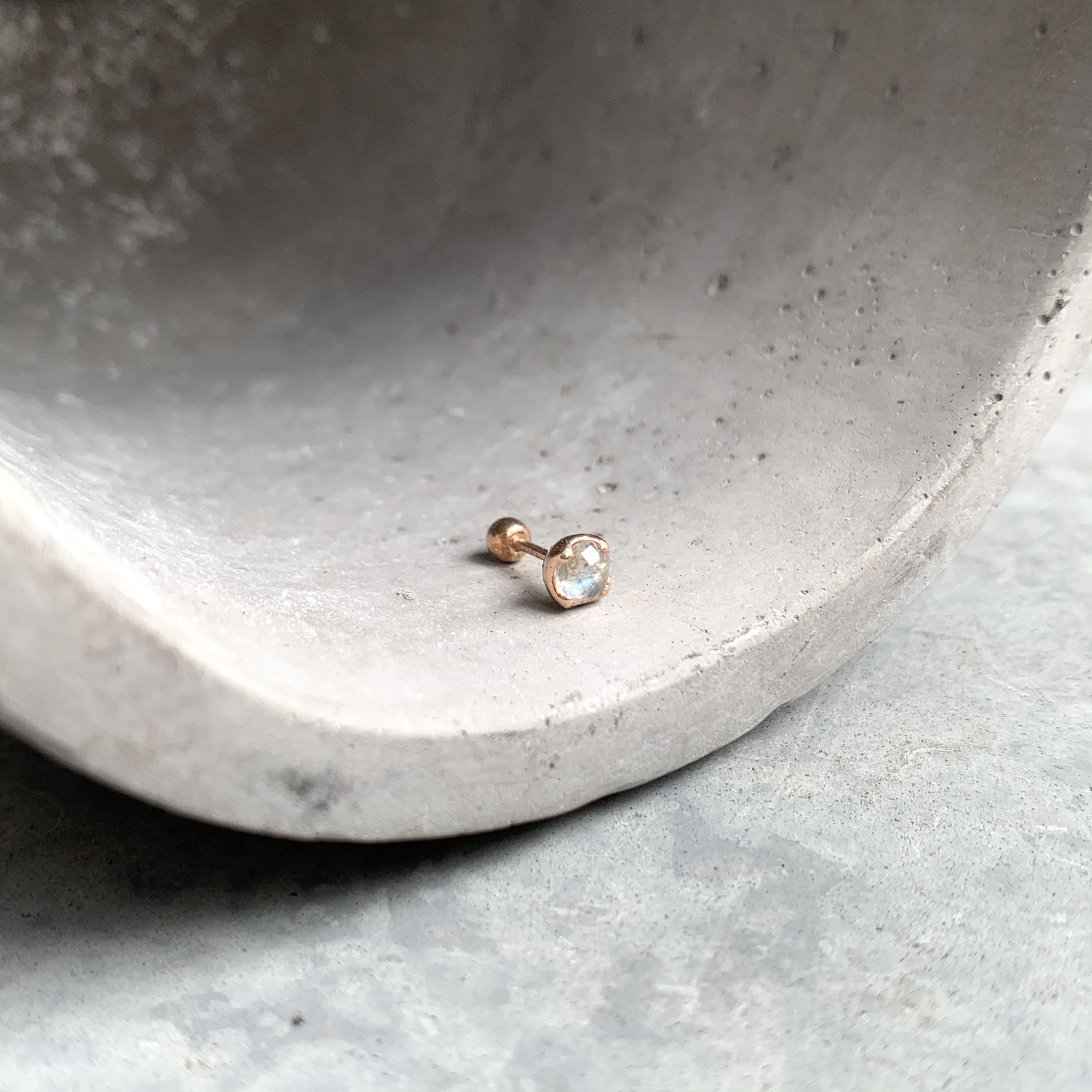 圓四爪月光石轉珠耳環