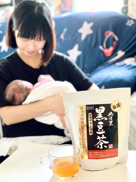 妹妹開頭黃疸指數擲界，差啲要返醫院照燈⋯而且體重又跌得多⋯做阿媽梗係好擔憂，餵人奶嘅我除咗不斷飲湯水、炒米茶，仲飲埋黑豆茶，等妹妹有得食多啲奶奶瞓多啲！返左幾次健康院check住，黃疸指數終於下跌，體重亦升得好好～