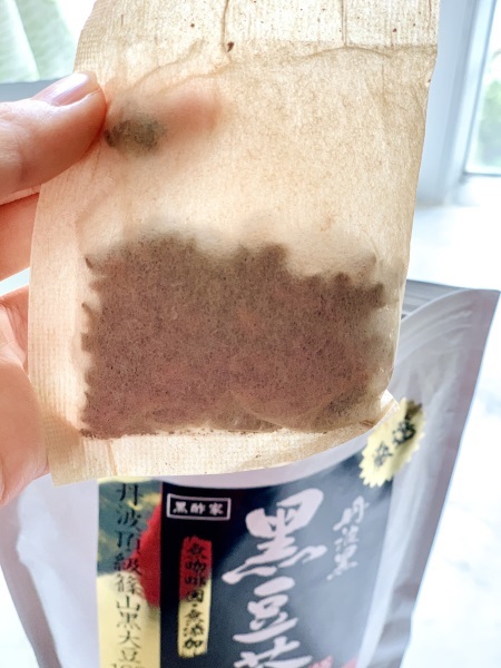 一打開包裝就有好香濃嘅黑豆茶香味！黑酢家係有30年專產黑豆嘅日本工場，以特殊烘焙技術，堅持用原豆以「低溫烘焙」方法保留完整養分！將黑豆磨成碎粒製作茶包，浸泡時將黑豆營養溶係水中～