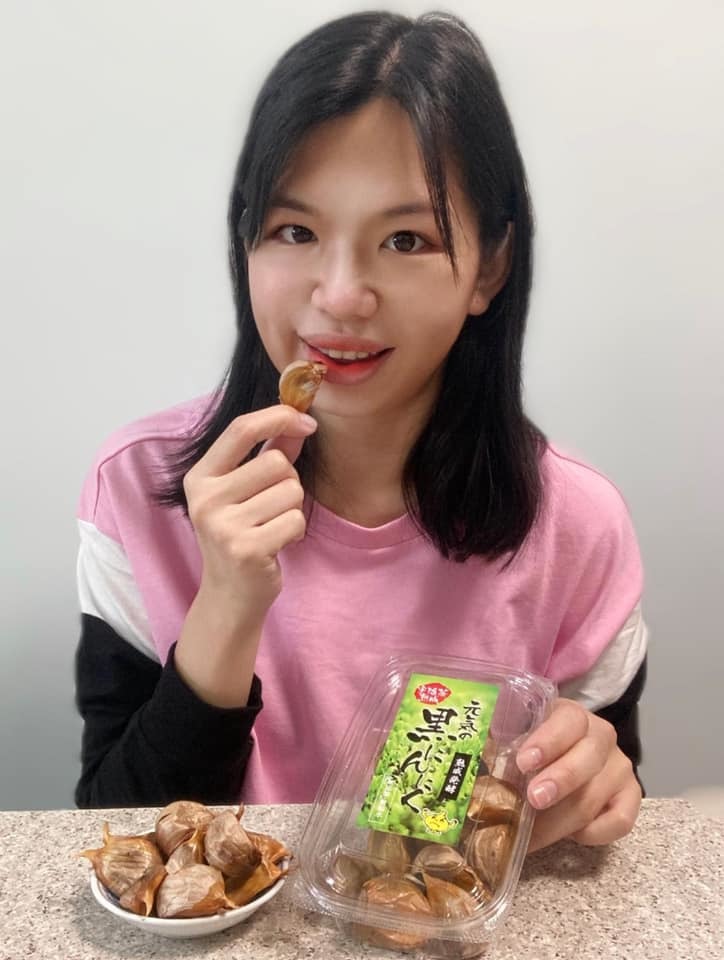 我有個好特別既口味,就係好鐘意食黑蒜,之前聽蒜頭係可以殺菌,但個味道唔係人人受到同埋個味有keep好耐!所以唔敢亂食...而來自日本第一大黑蒜廠🥇優質黑蒜就唔同啦!我可以幾時食同邊日食都得...每日兩粒(當小食)可預防心血管疾病,降低血壓