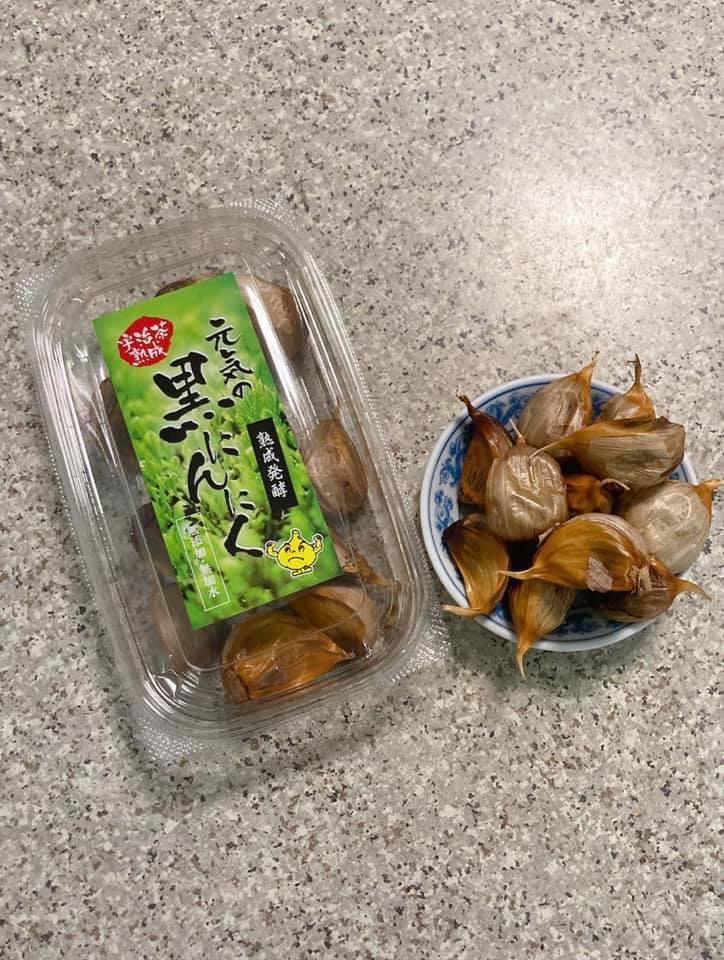 宇治茶熟成黒蒜： 🧄日本第一大黑蒜廠「元氣」,超過20年發酵培植經驗。 🧄日本專利發酵技術(日本專利編號:4080507) 🧄發酵 30 日,乾涸 30 日! 🧄發酵過程中,氨基酸與糖產生變化而逐漸變黑! 🧄採用「無添加熟成法」!