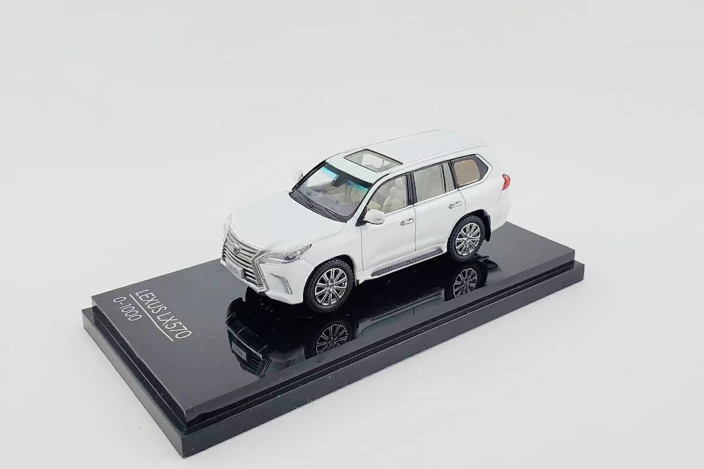 1/64 Lexus LX570 Pearl White (00001SQ )