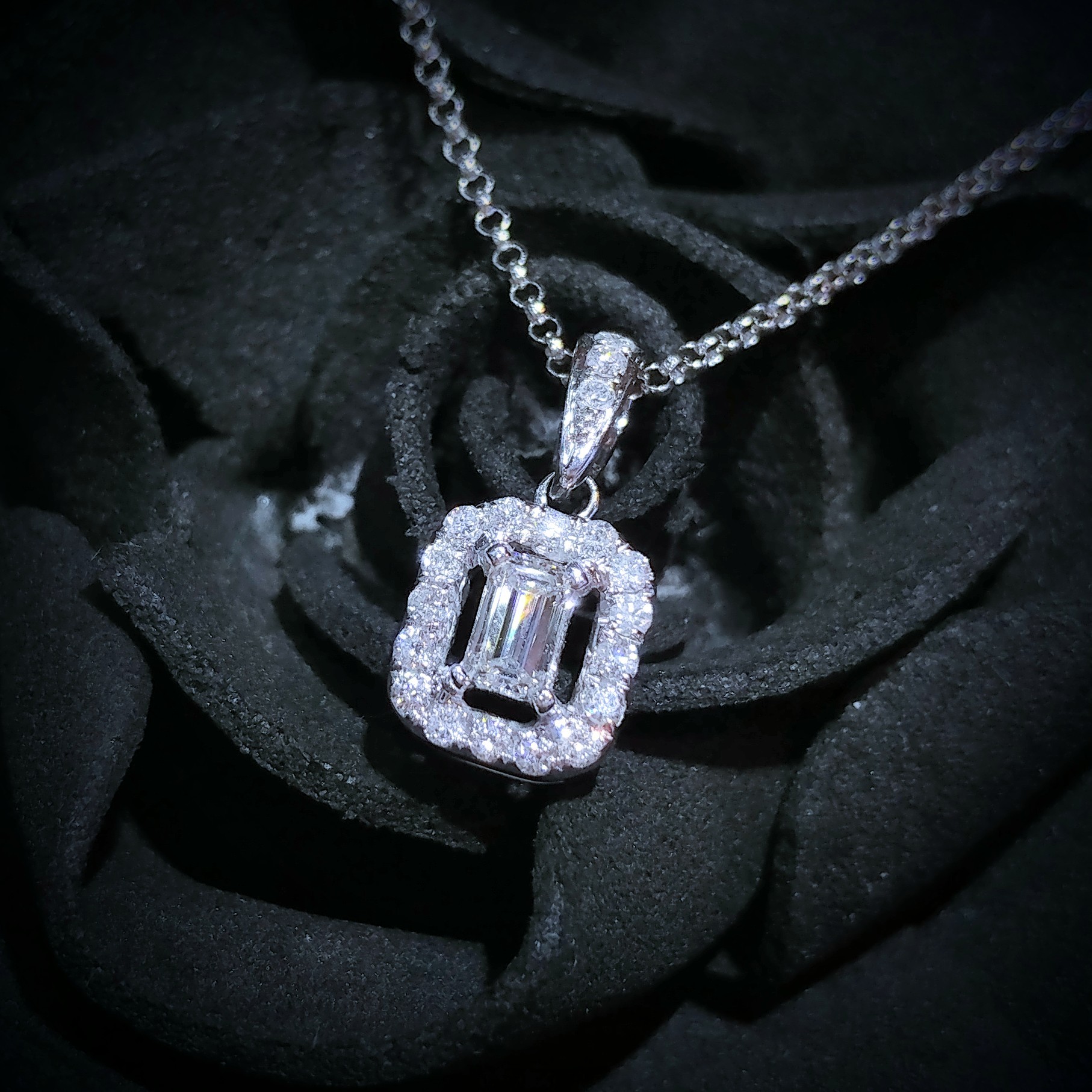 18K White Gold 0.35ct Baguette Cut Diamond Pendent