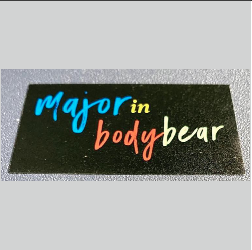 【體熊專科 Major in Body Bear】體熊專科團員手寫貼紙（英文黑底）
