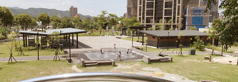 斬龍山遺址文化公園 景色 有噴水池 溜滑梯 適合親子下午放鬆遊戲的地點