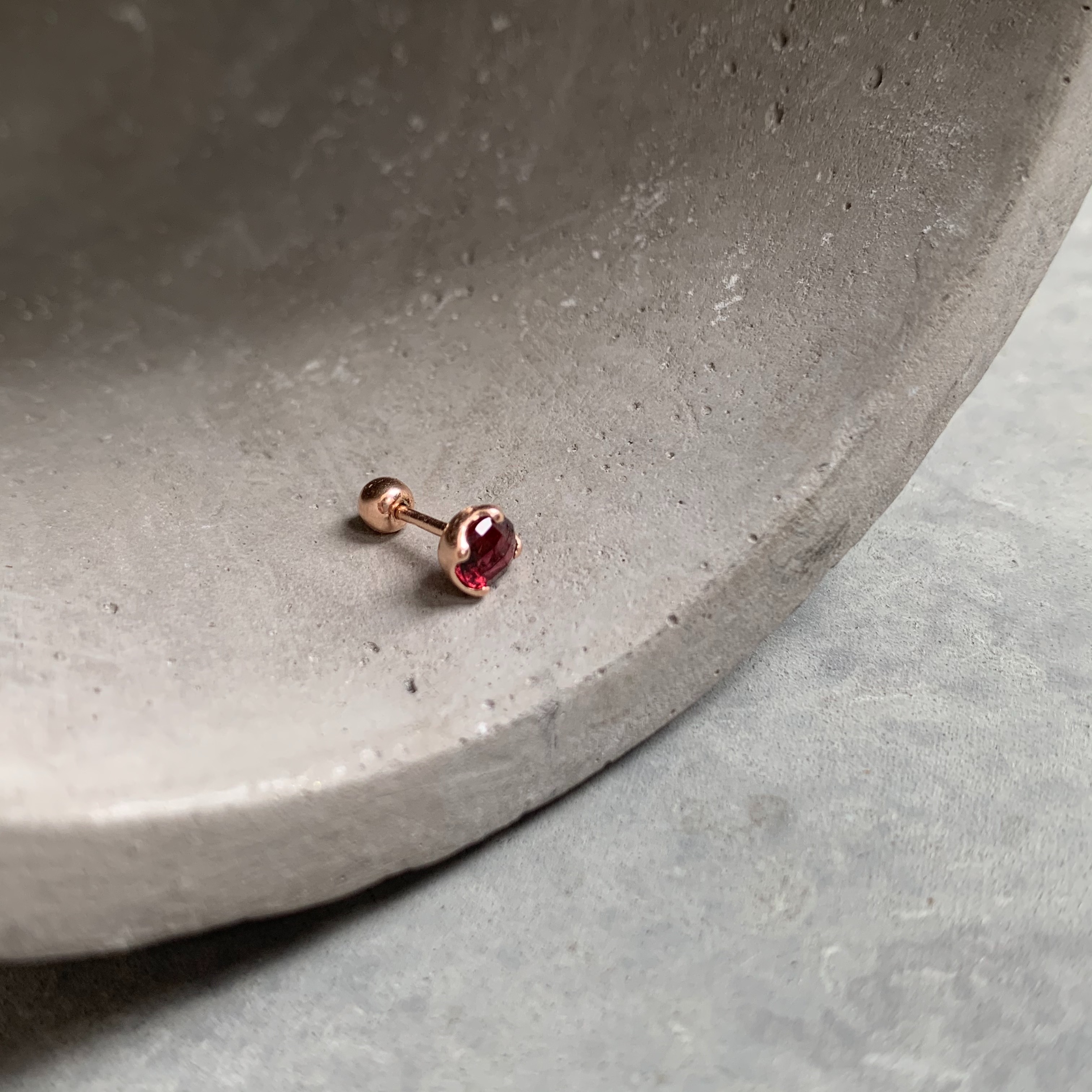 圓四爪石榴石轉珠耳環