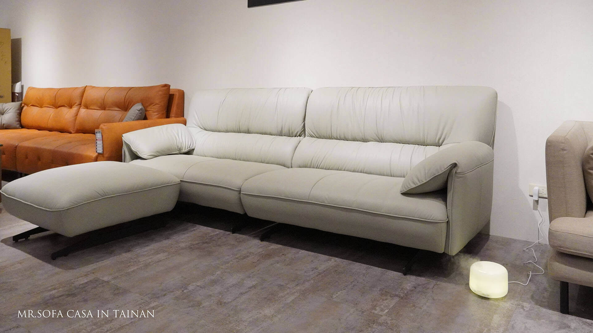 安東尼沙發皮料是由義大利進口的頂級小牛皮所製成