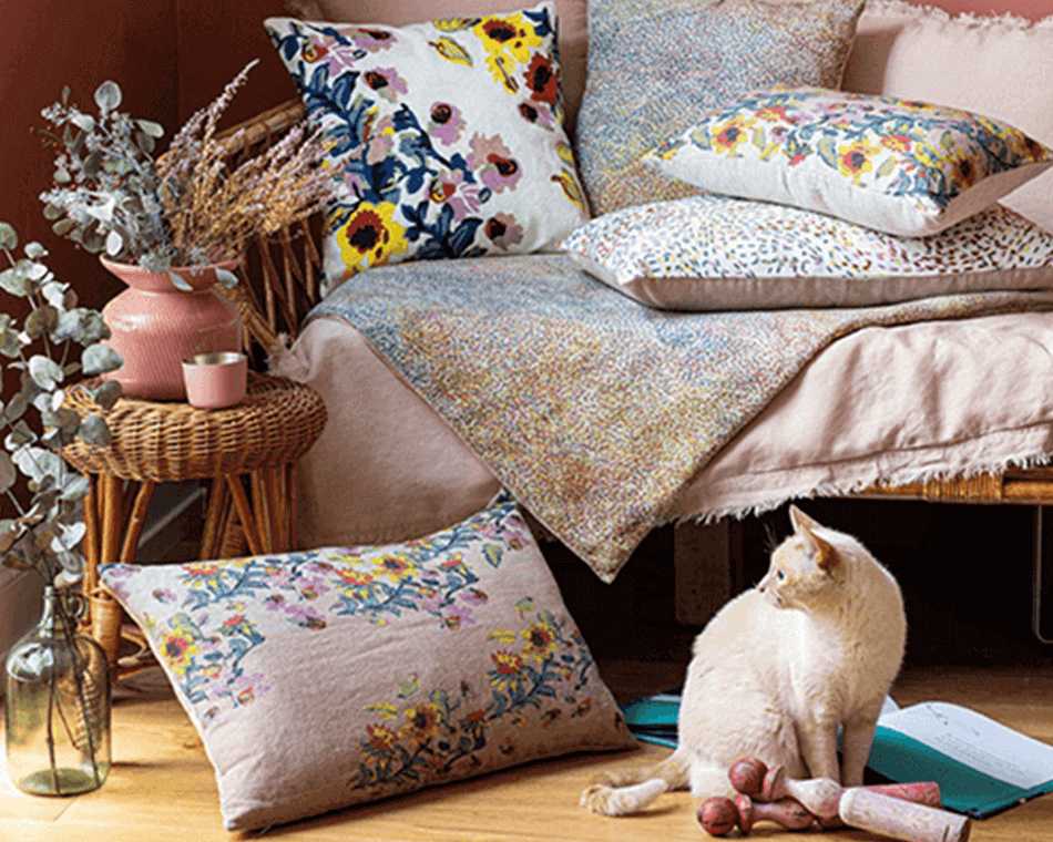 靠墊就像一張靈活的畫布，一年四季的流轉，或是時時刻刻的心情，都能從這一方空間來映照。今天下了一場波西米亞風的彩虹雨，隨興而浪漫，在一成不變的日常節奏中，吟唱起自由的旋律。